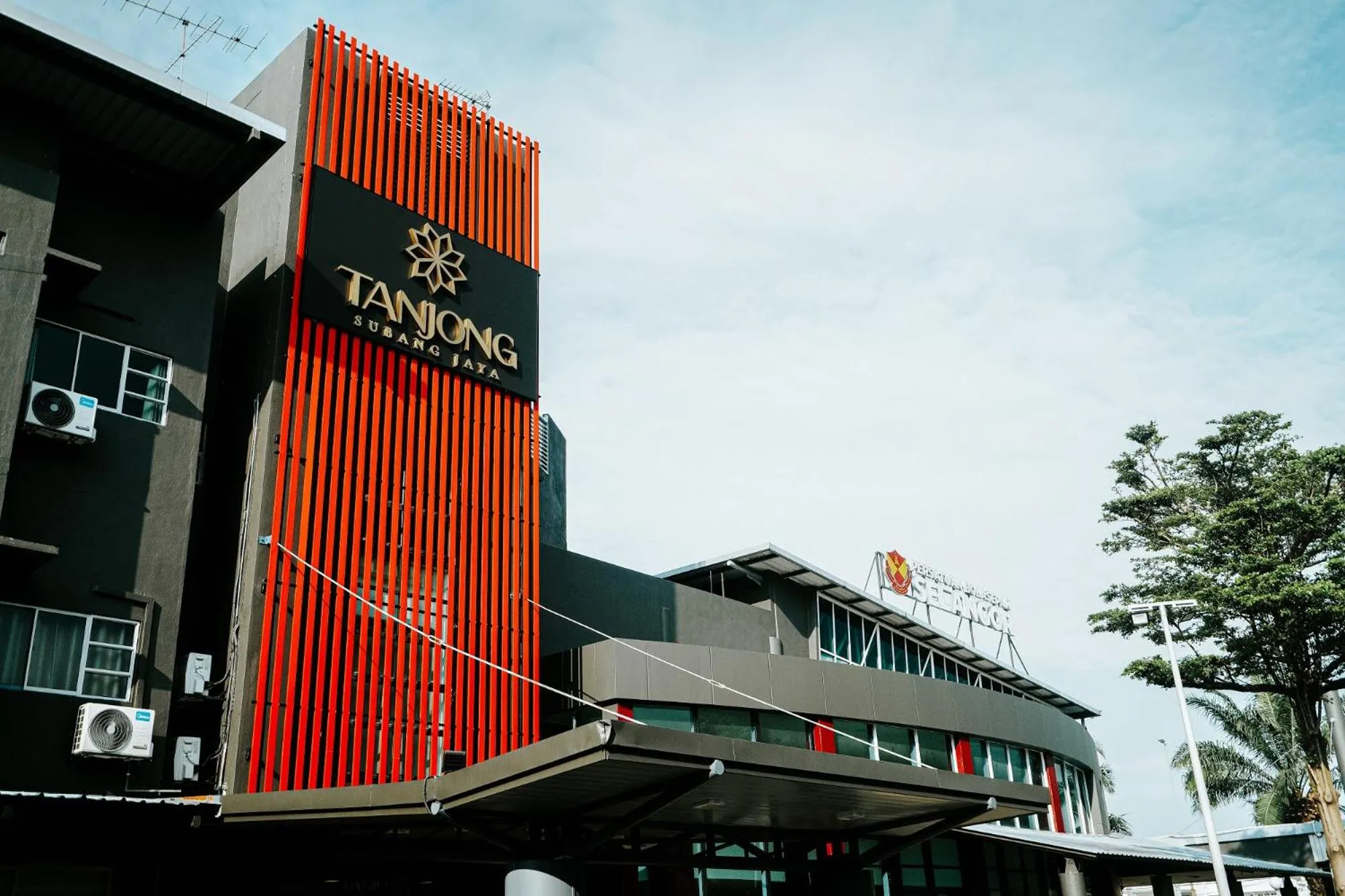 Property building in Tanjong Subang Jaya - Self Check-In