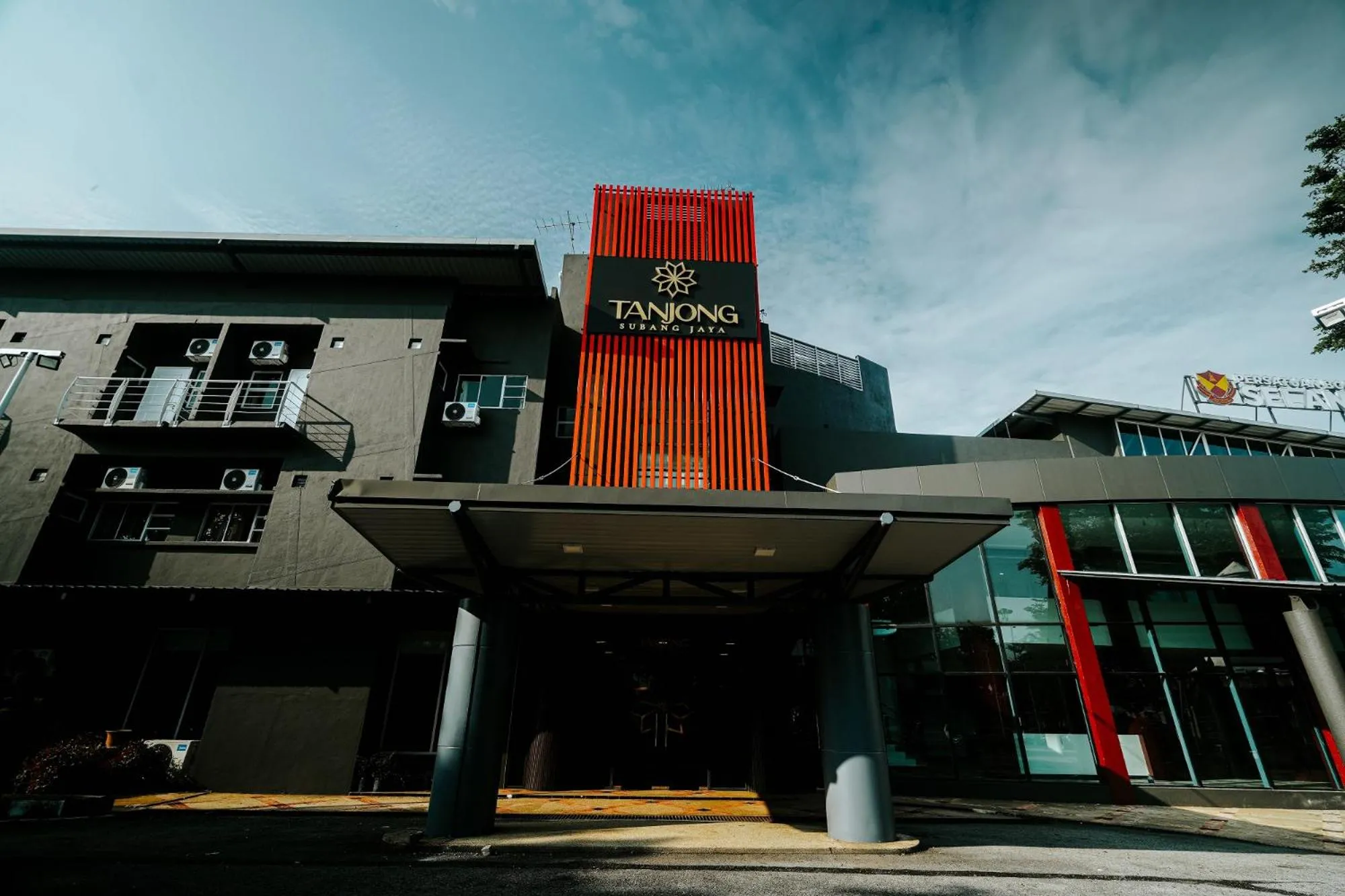 Property building in Tanjong Subang Jaya - Self Check-In