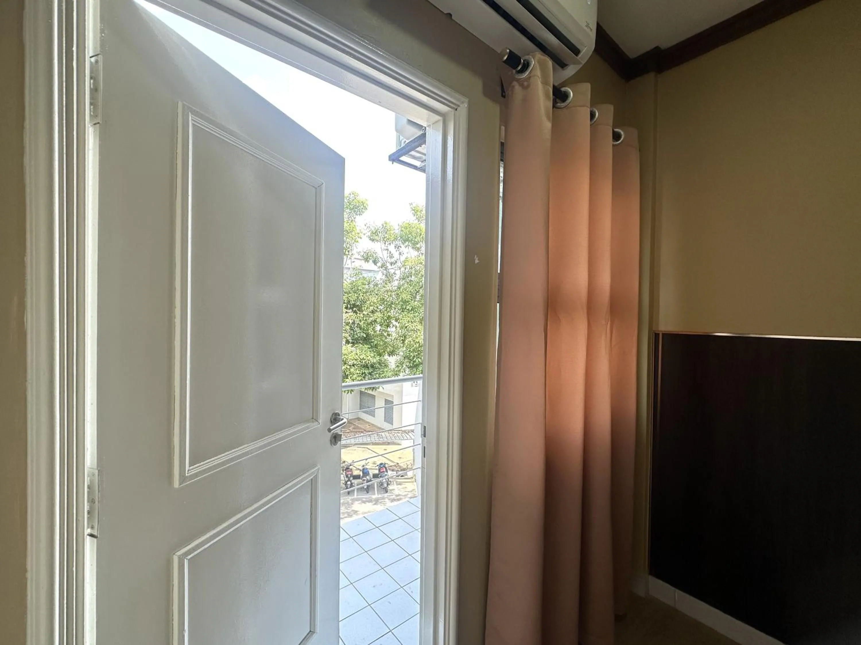air conditioner in Tanjong Subang Jaya - Self Check-In