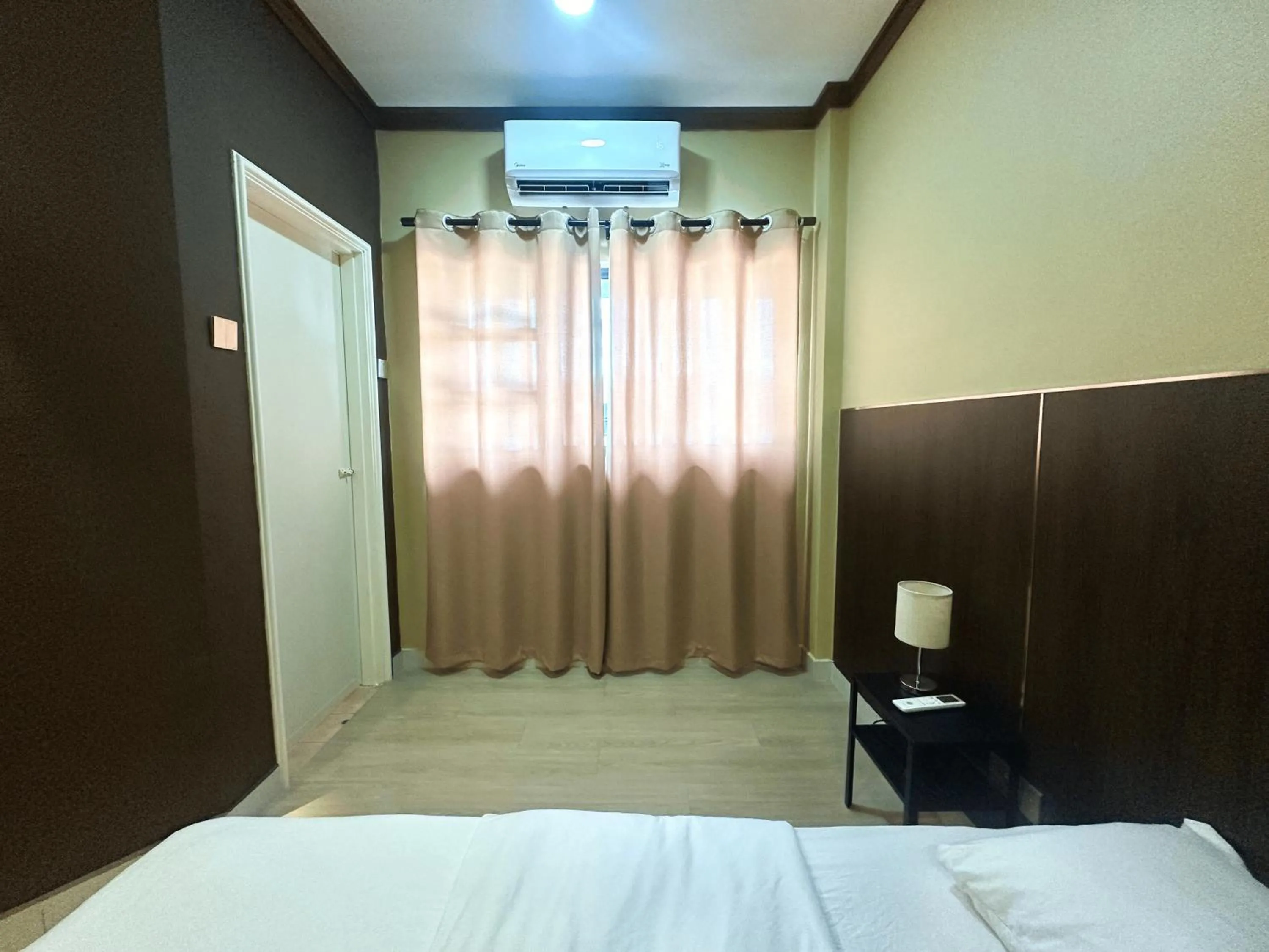 air conditioner, Bed in Tanjong Subang Jaya - Self Check-In