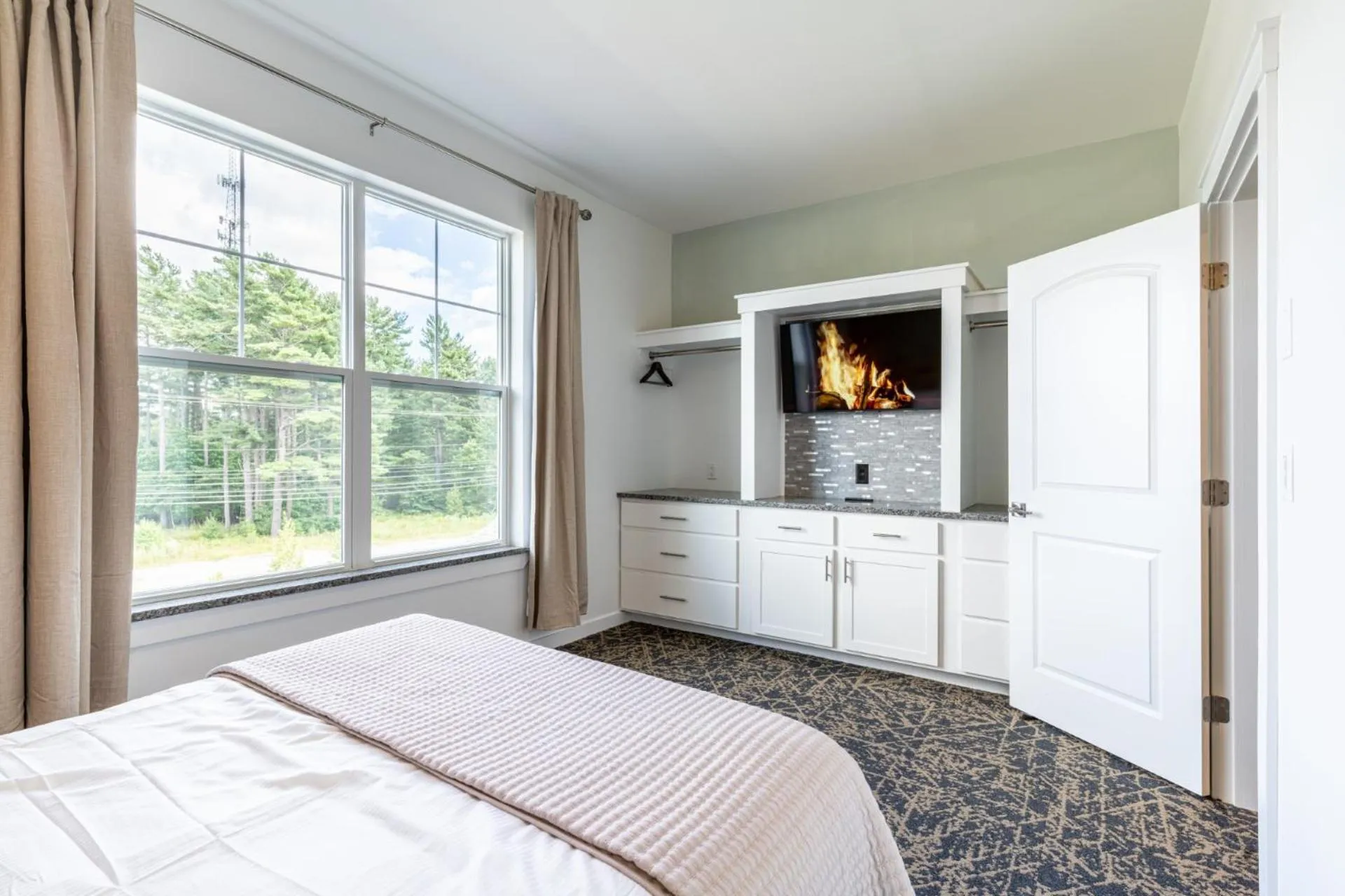 Bedroom, Bed in Stone Park Ellsworth-Bar Harbor