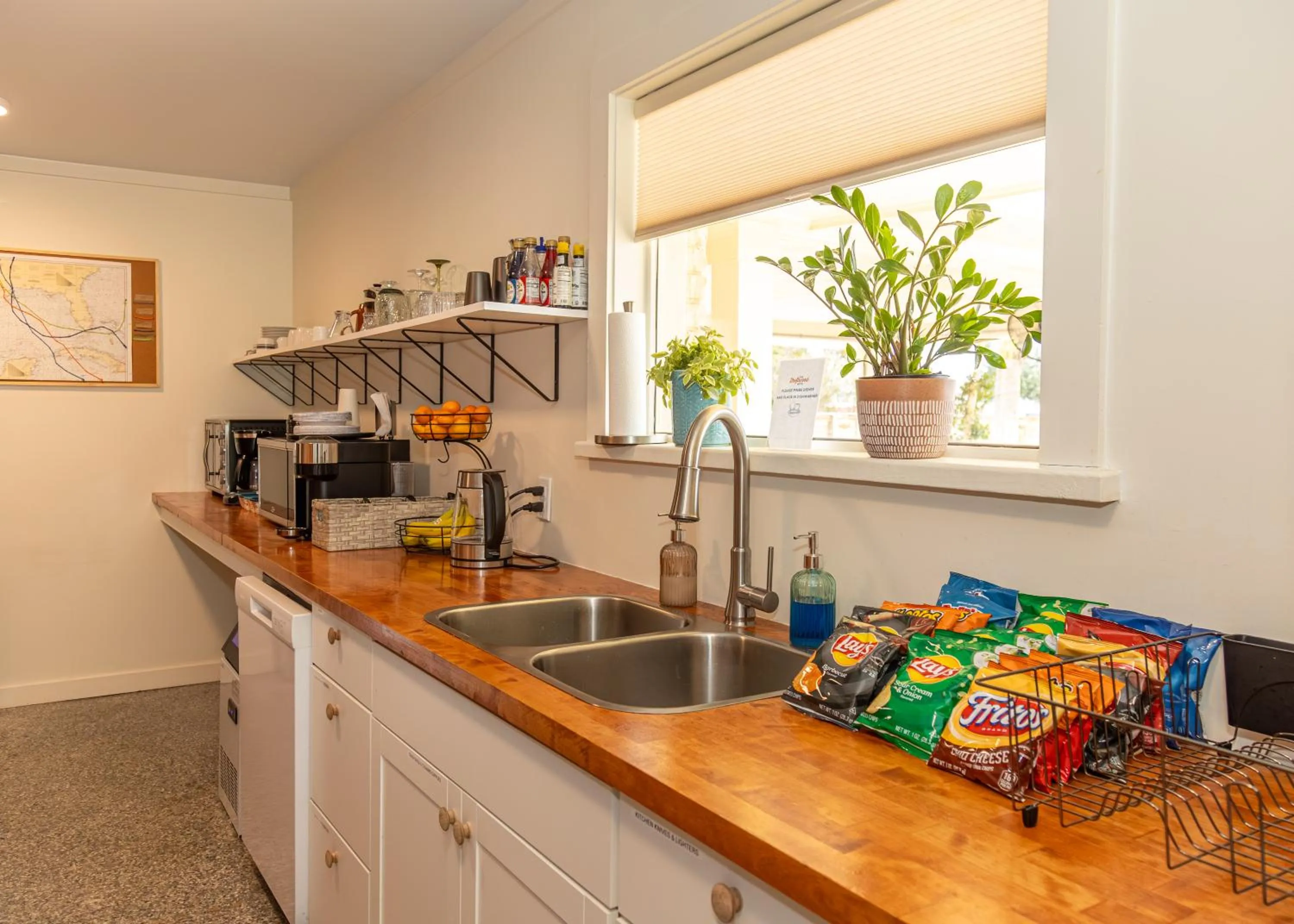 Kitchen or kitchenette in Driftwood Motel