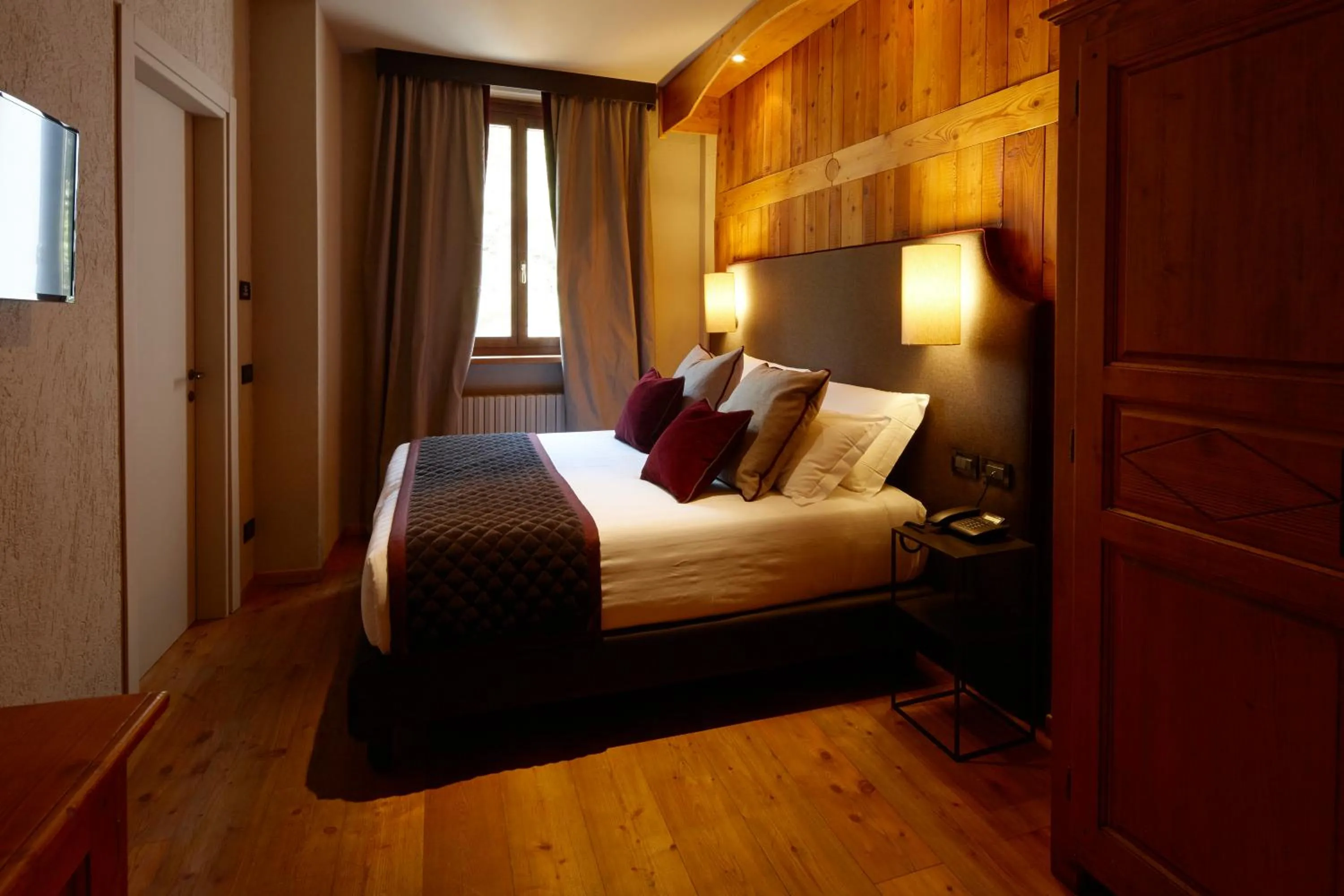 Photo of the whole room, Bed in Chaberton Lodge & Spa