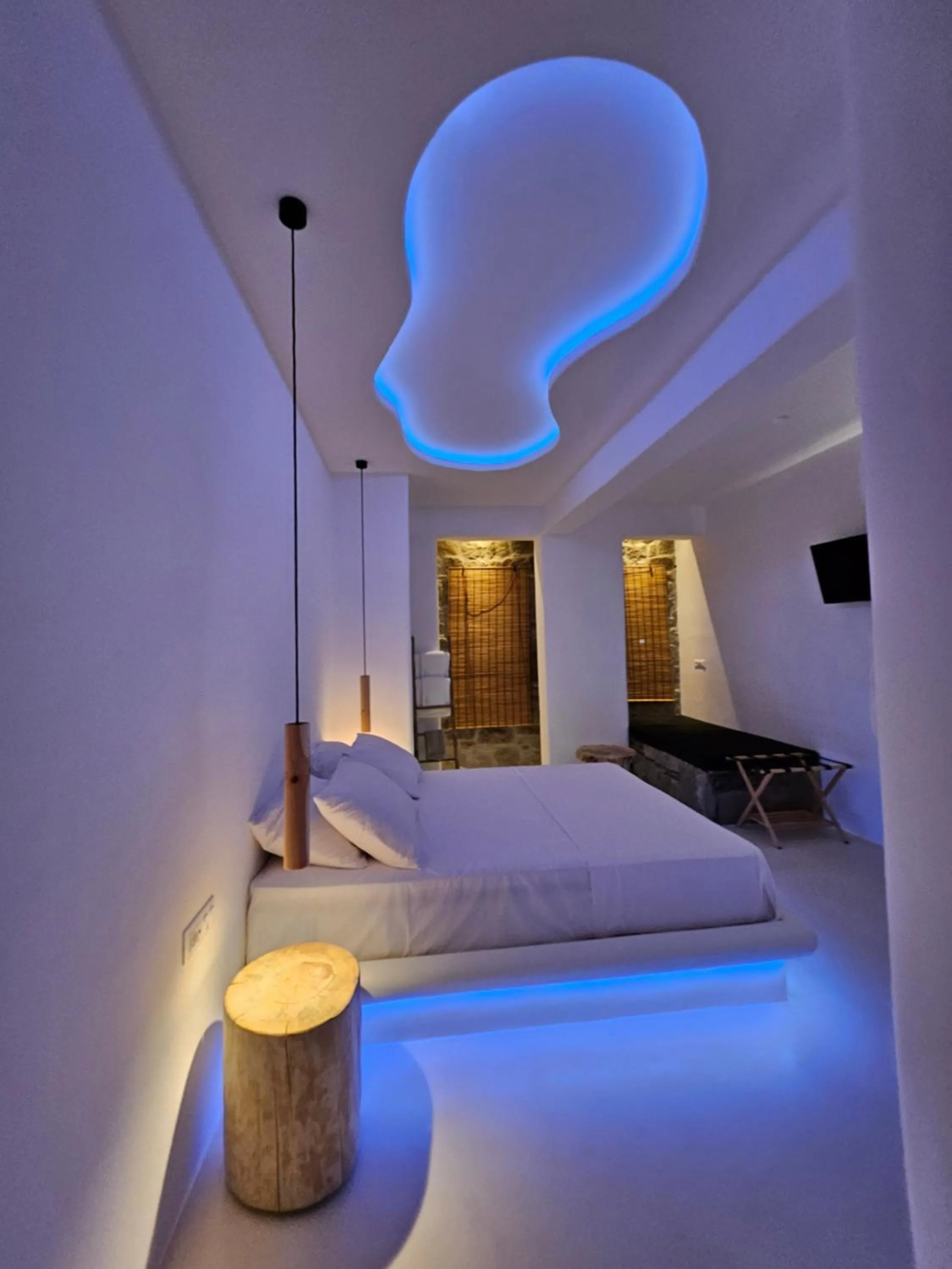 Property building, Bed in ELLI TROPiCAL LUXURY SUITES SUNSET-INFINITY POOL- SEA SIDE-NEAR CENTER PARKING