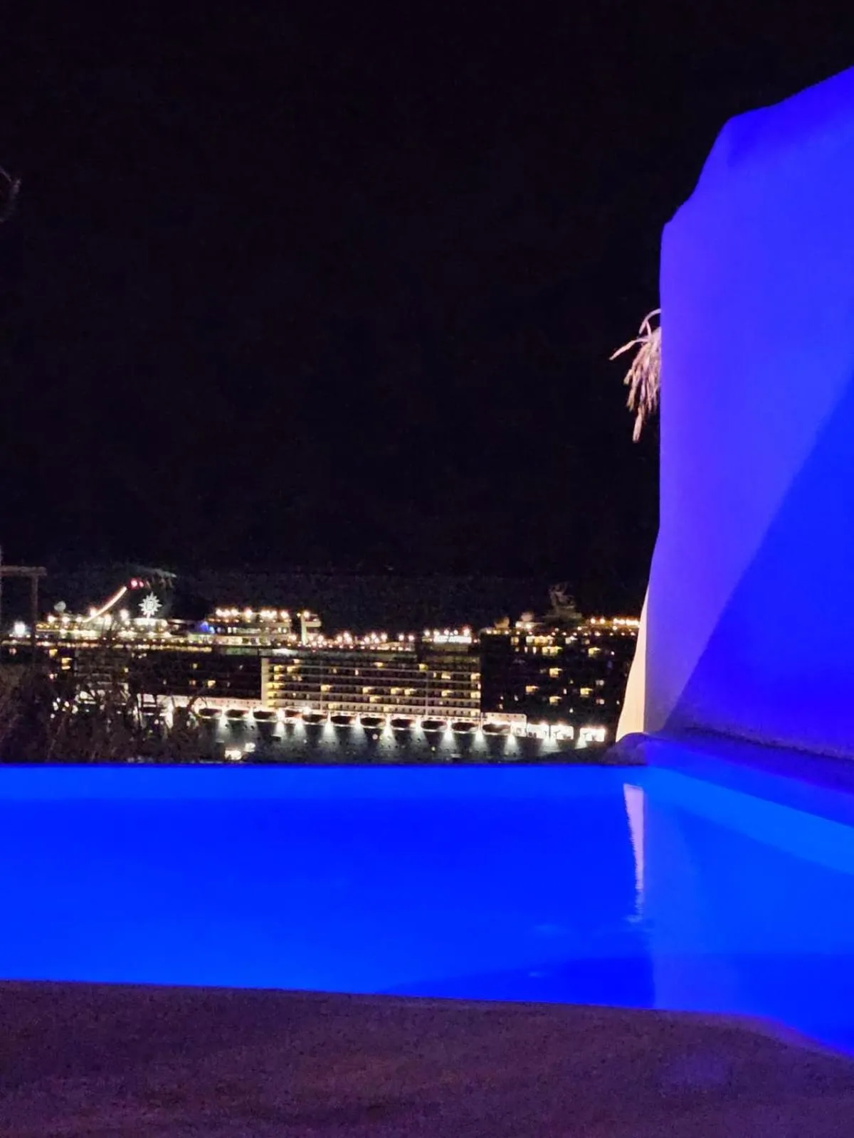 Night in ELLI TROPiCAL LUXURY SUITES SUNSET-INFINITY POOL- SEA SIDE-NEAR CENTER PARKING