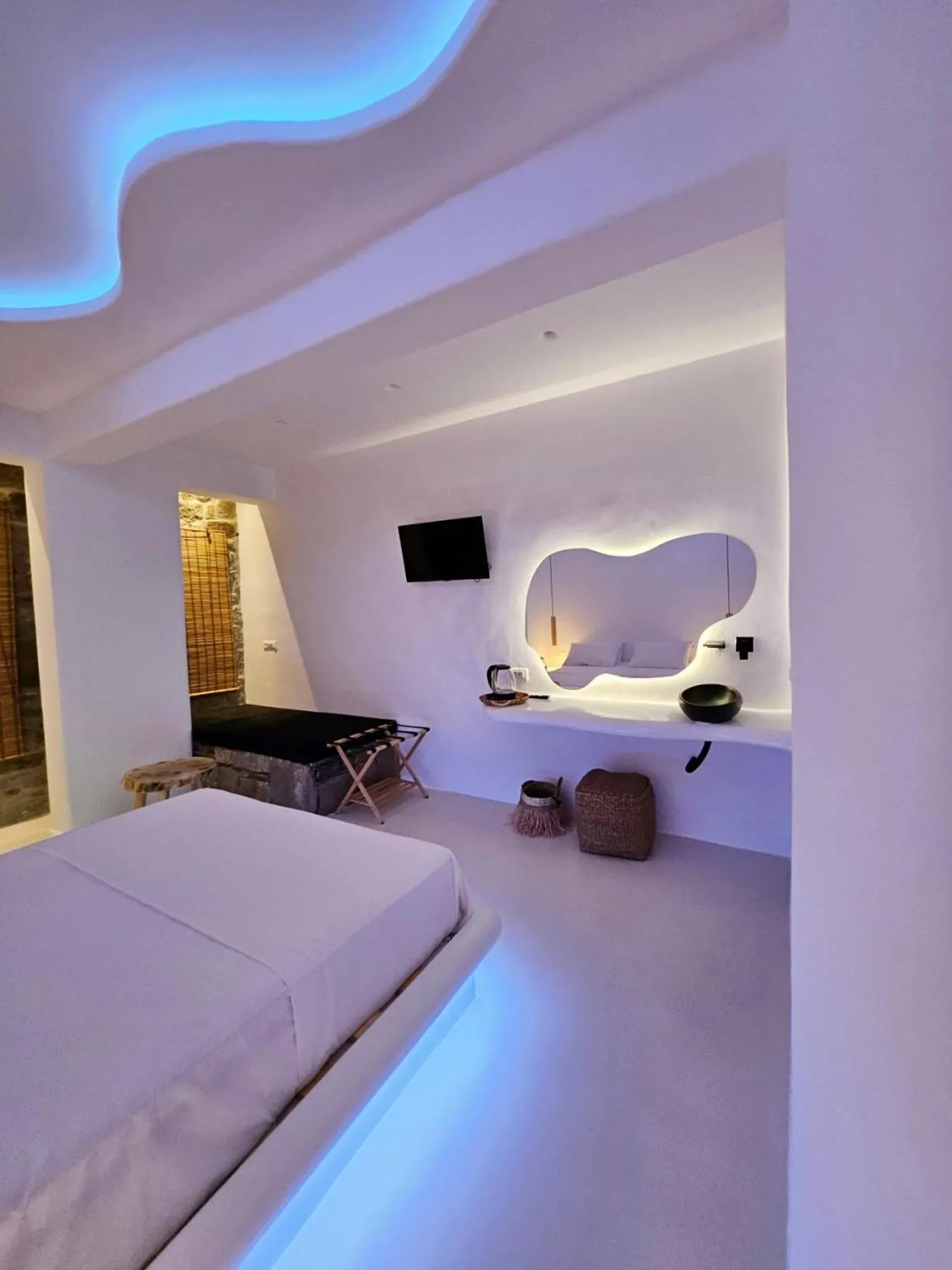 Bed in ELLI TROPiCAL LUXURY SUITES SUNSET-INFINITY POOL- SEA SIDE-NEAR CENTER PARKING