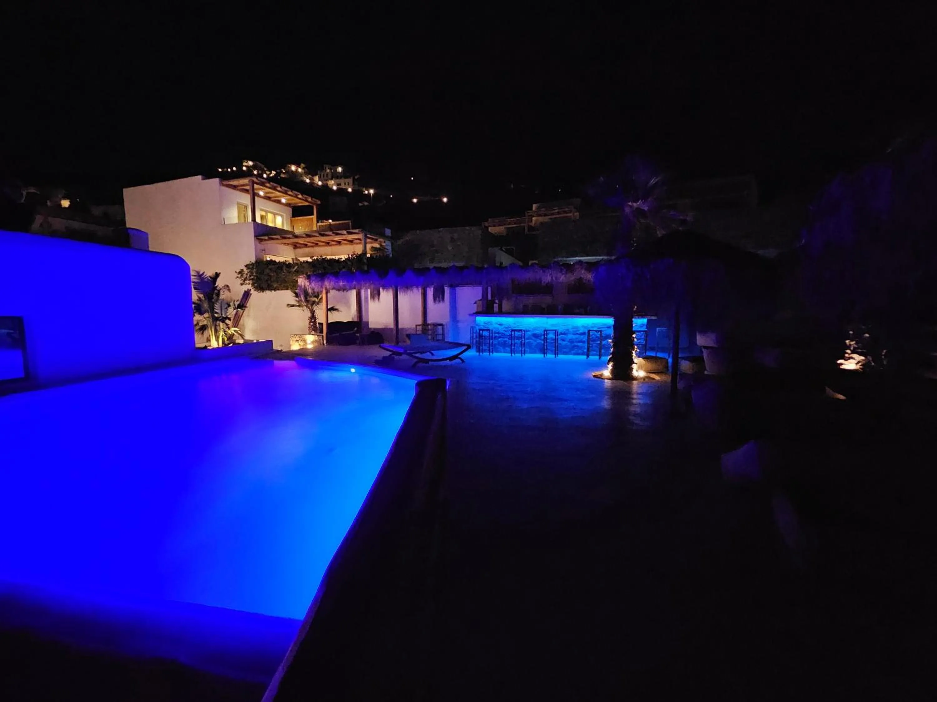 Night in ELLI TROPiCAL LUXURY SUITES SUNSET-INFINITY POOL- SEA SIDE-NEAR CENTER PARKING