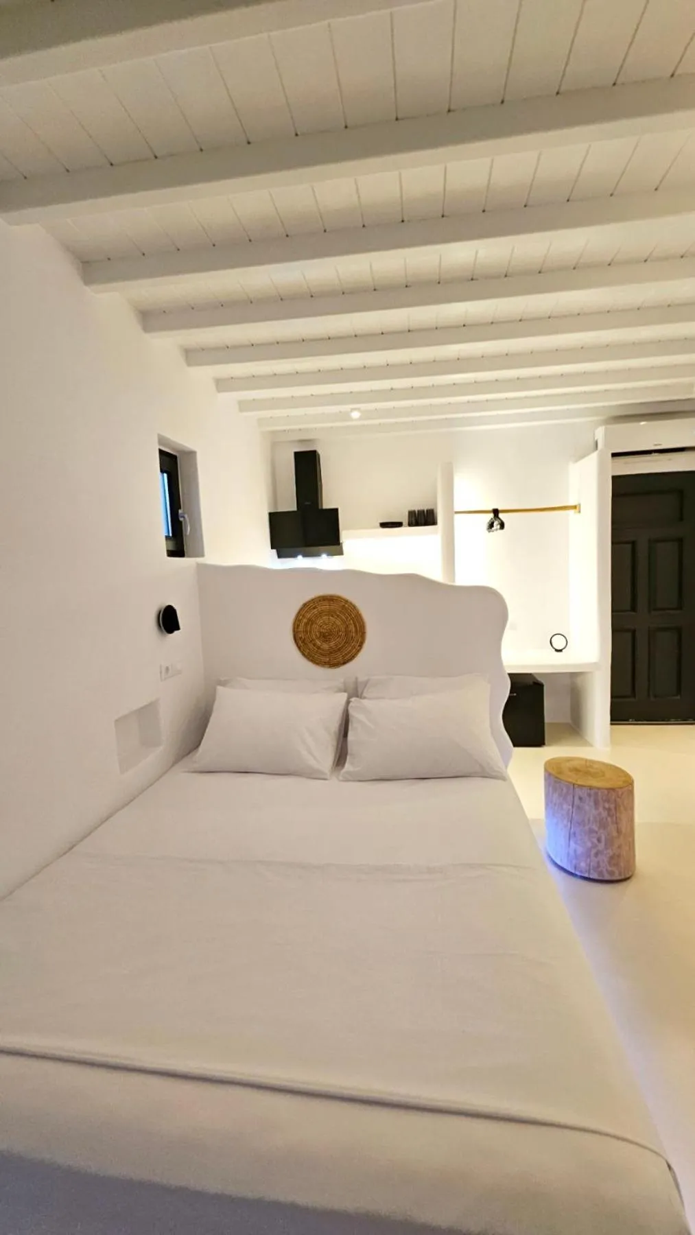 Bed in ELLI TROPiCAL LUXURY SUITES SUNSET-INFINITY POOL- SEA SIDE-NEAR CENTER PARKING