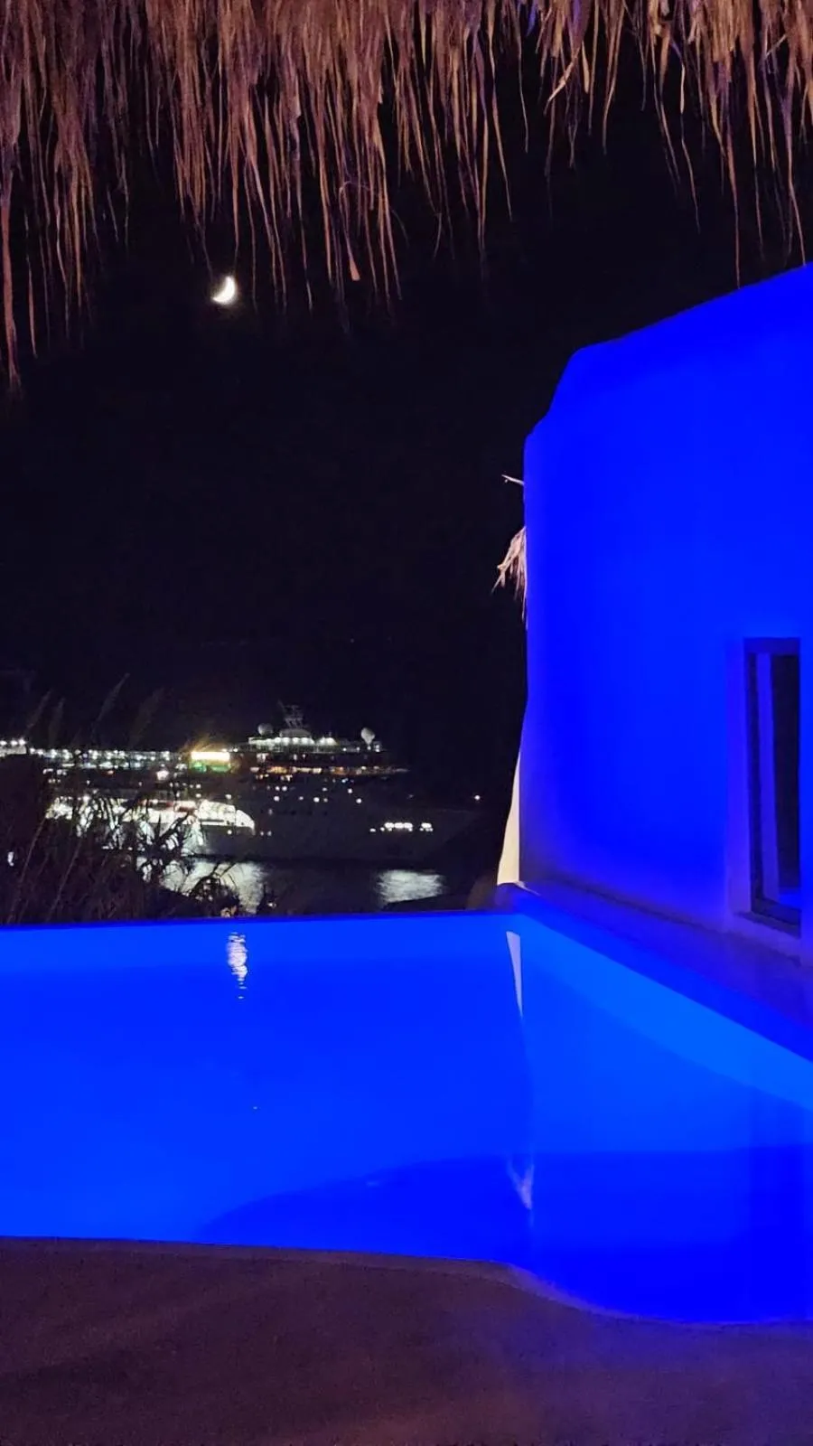 Night in ELLI TROPiCAL LUXURY SUITES SUNSET-INFINITY POOL- SEA SIDE-NEAR CENTER PARKING