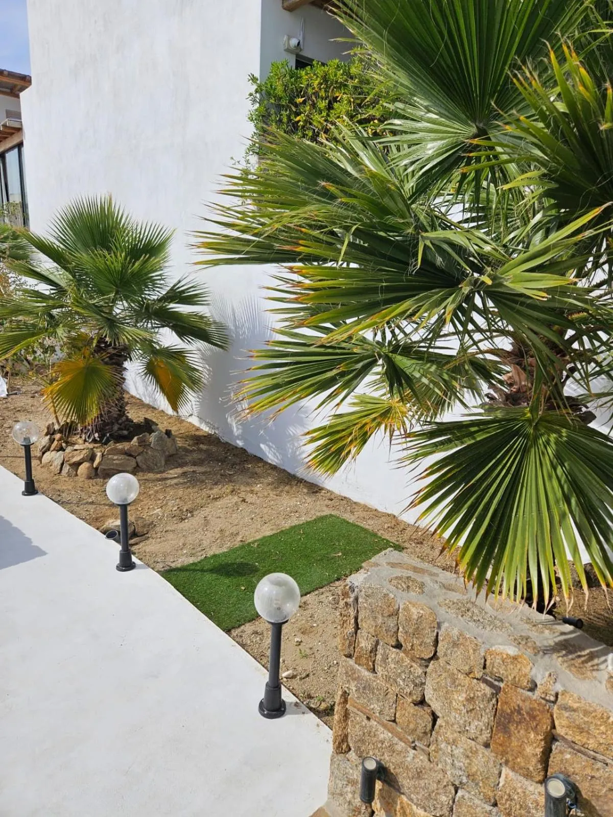 Garden in ELLI TROPiCAL LUXURY SUITES SUNSET-INFINITY POOL- SEA SIDE-NEAR CENTER PARKING