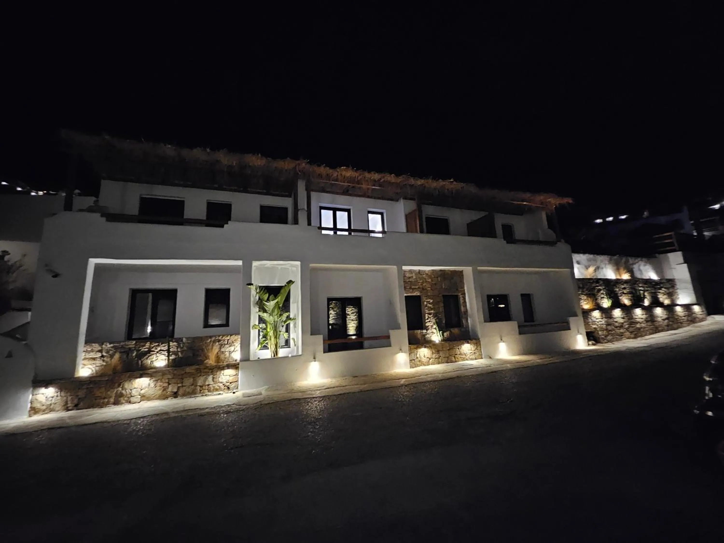 Property building in ELLI TROPiCAL LUXURY SUITES SUNSET-INFINITY POOL- SEA SIDE-NEAR CENTER PARKING