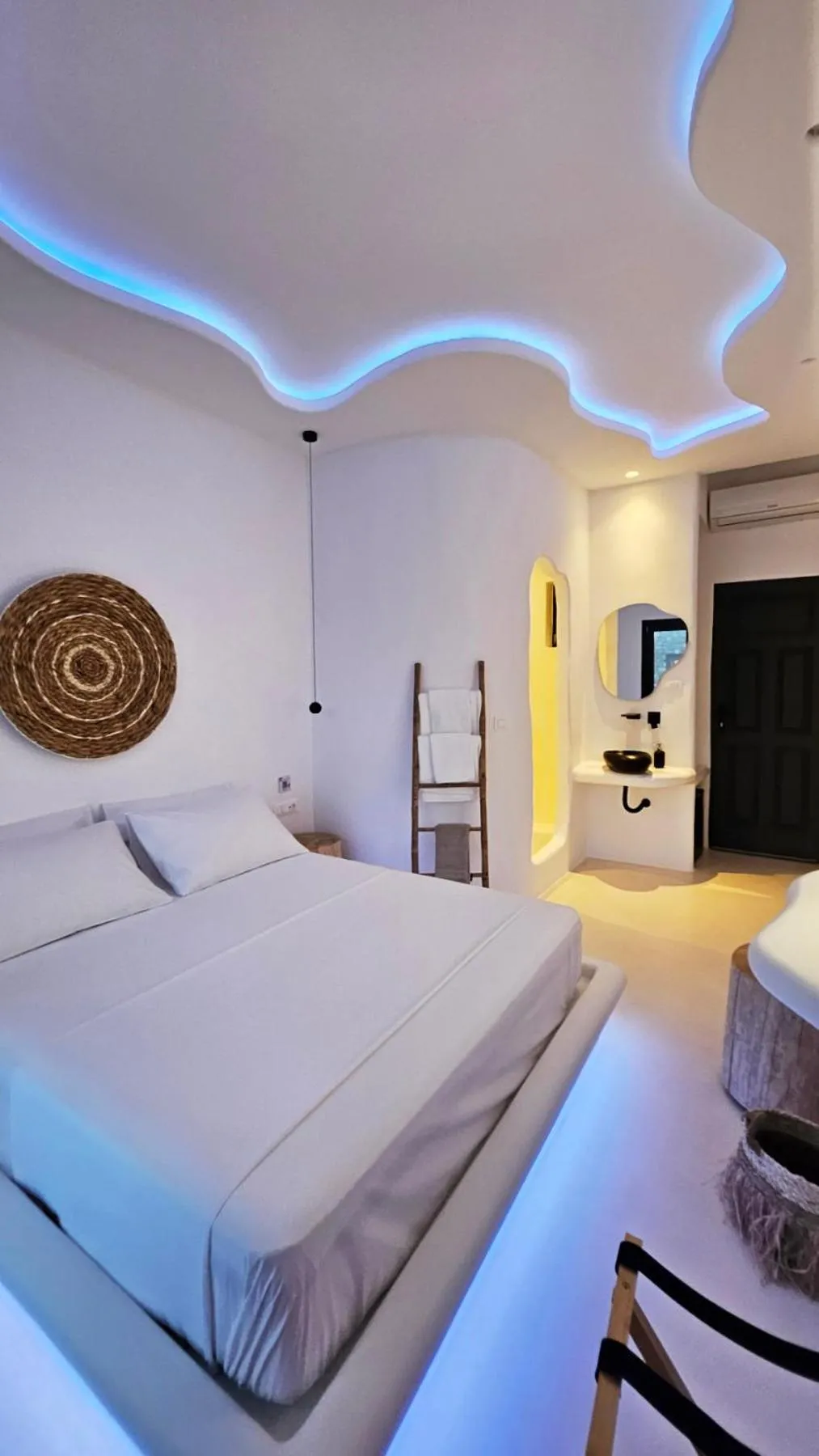 Bed in ELLI TROPiCAL LUXURY SUITES SUNSET-INFINITY POOL- SEA SIDE-NEAR CENTER PARKING