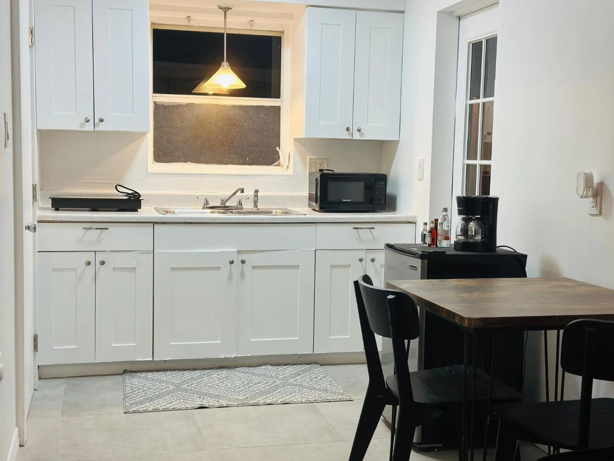 Kitchen or kitchenette in Wilton Manors Guesthouse