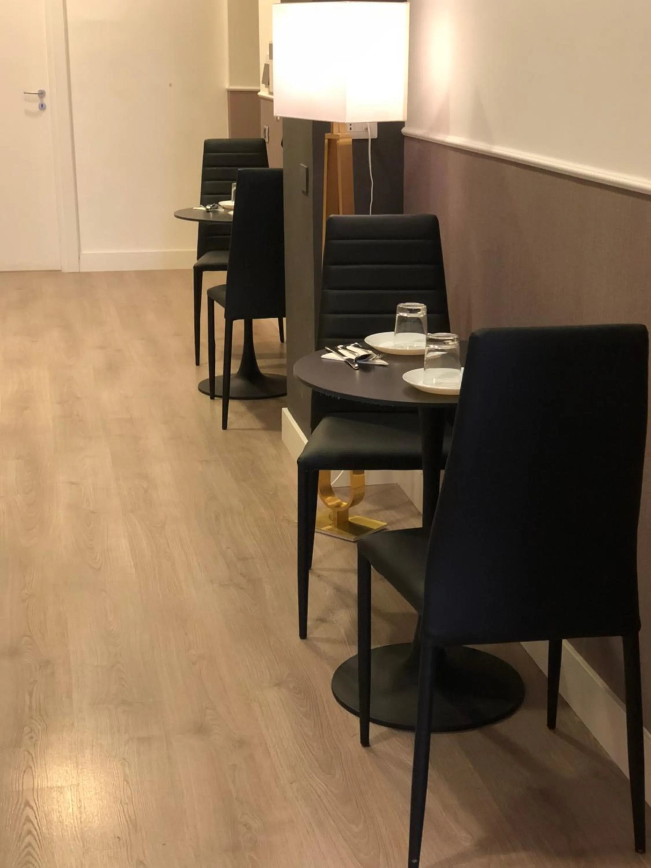 Restaurant/places to eat in Flat 285 La Suite