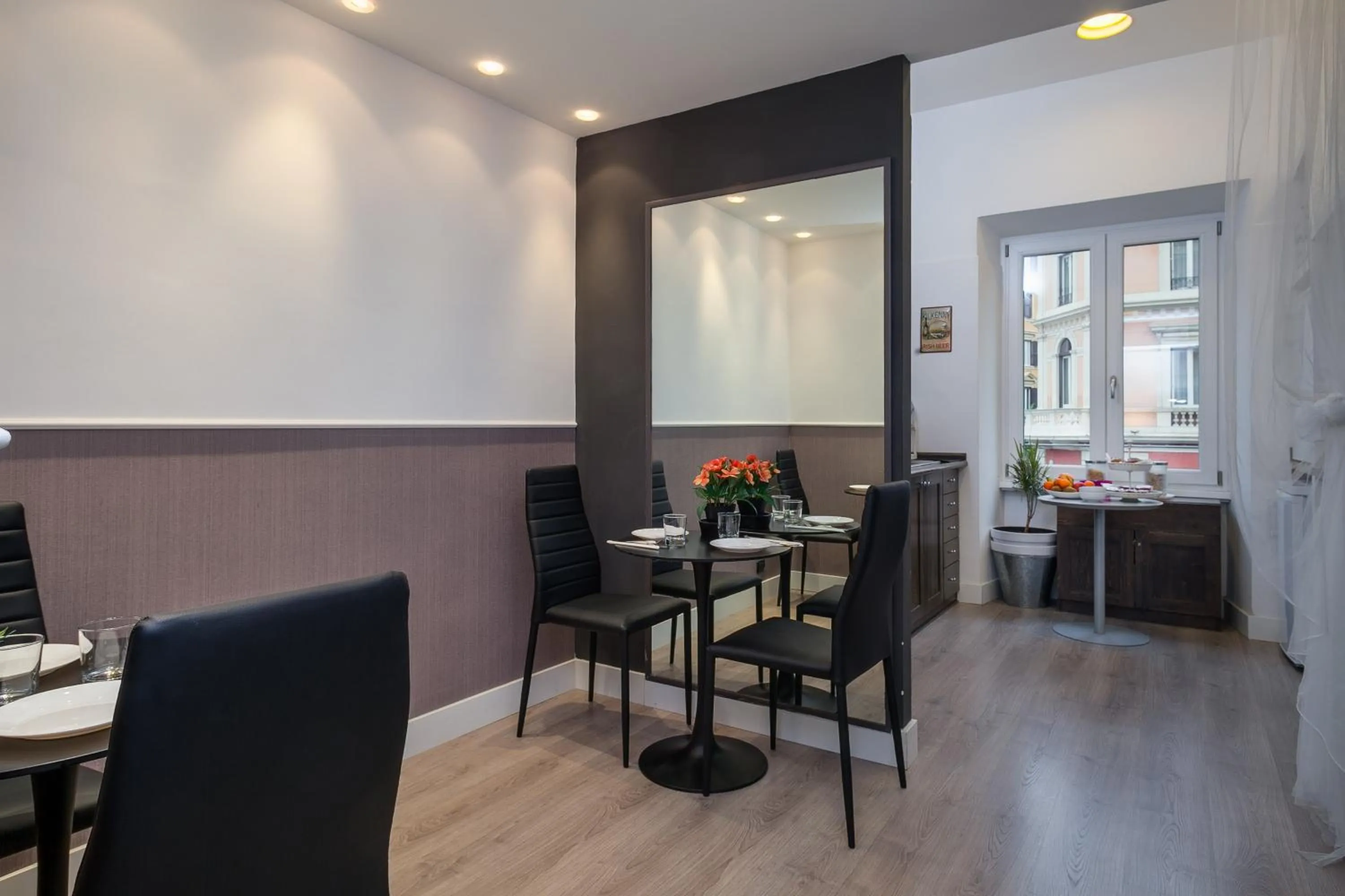 Communal lounge/ TV room in Flat 285 La Suite