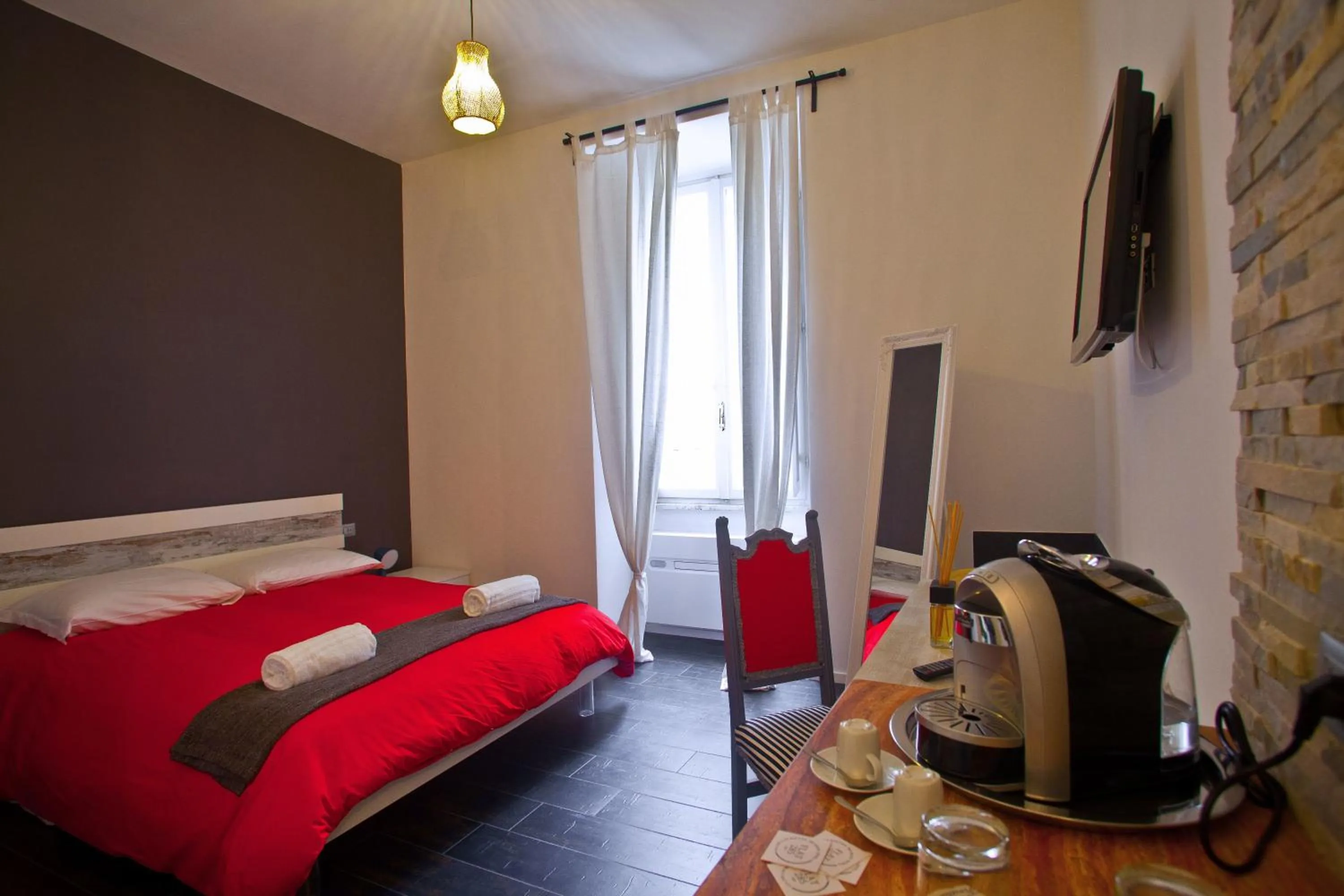 Photo of the whole room, Bed in Flat 285 La Suite