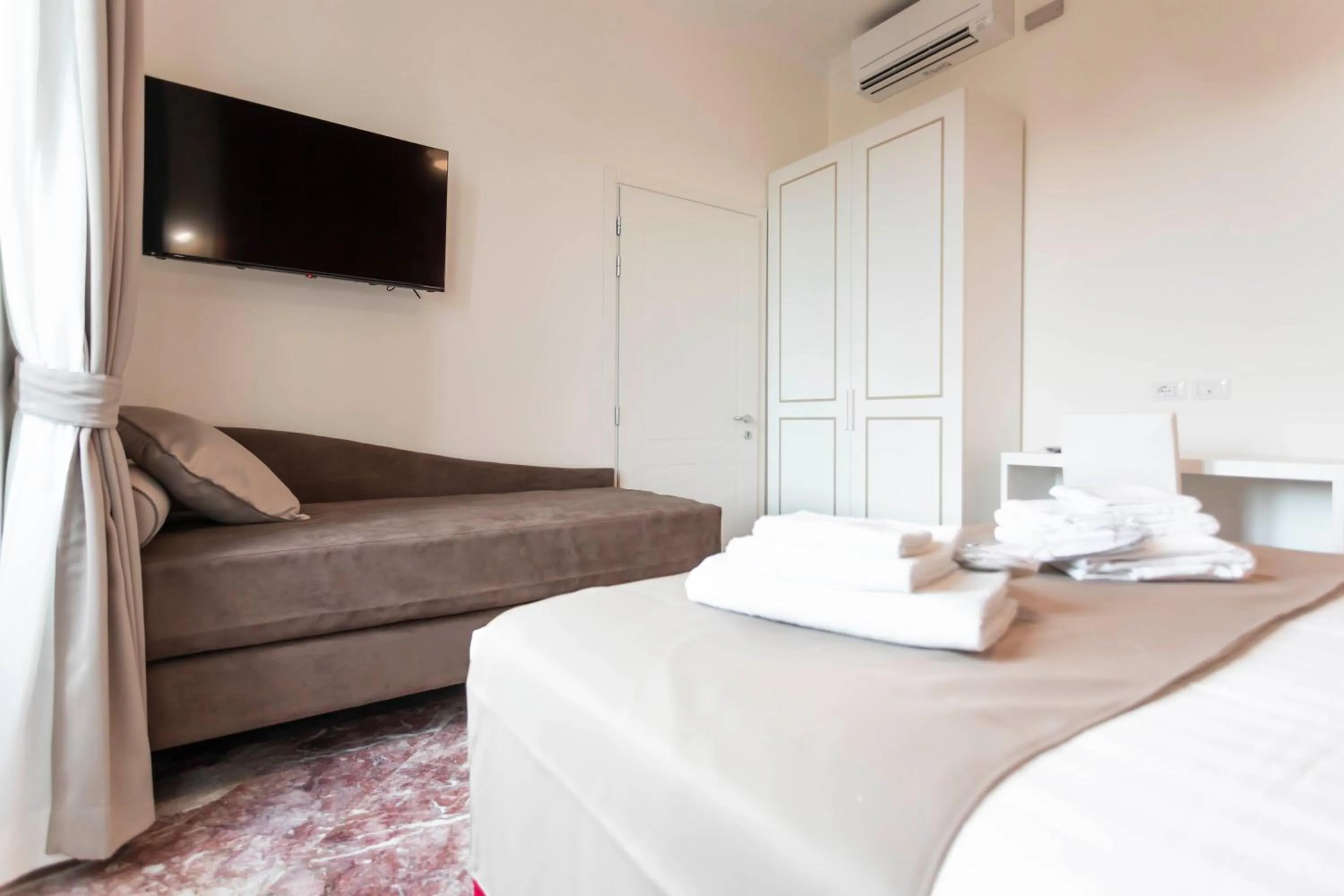 Bed in Flat 285 La Suite