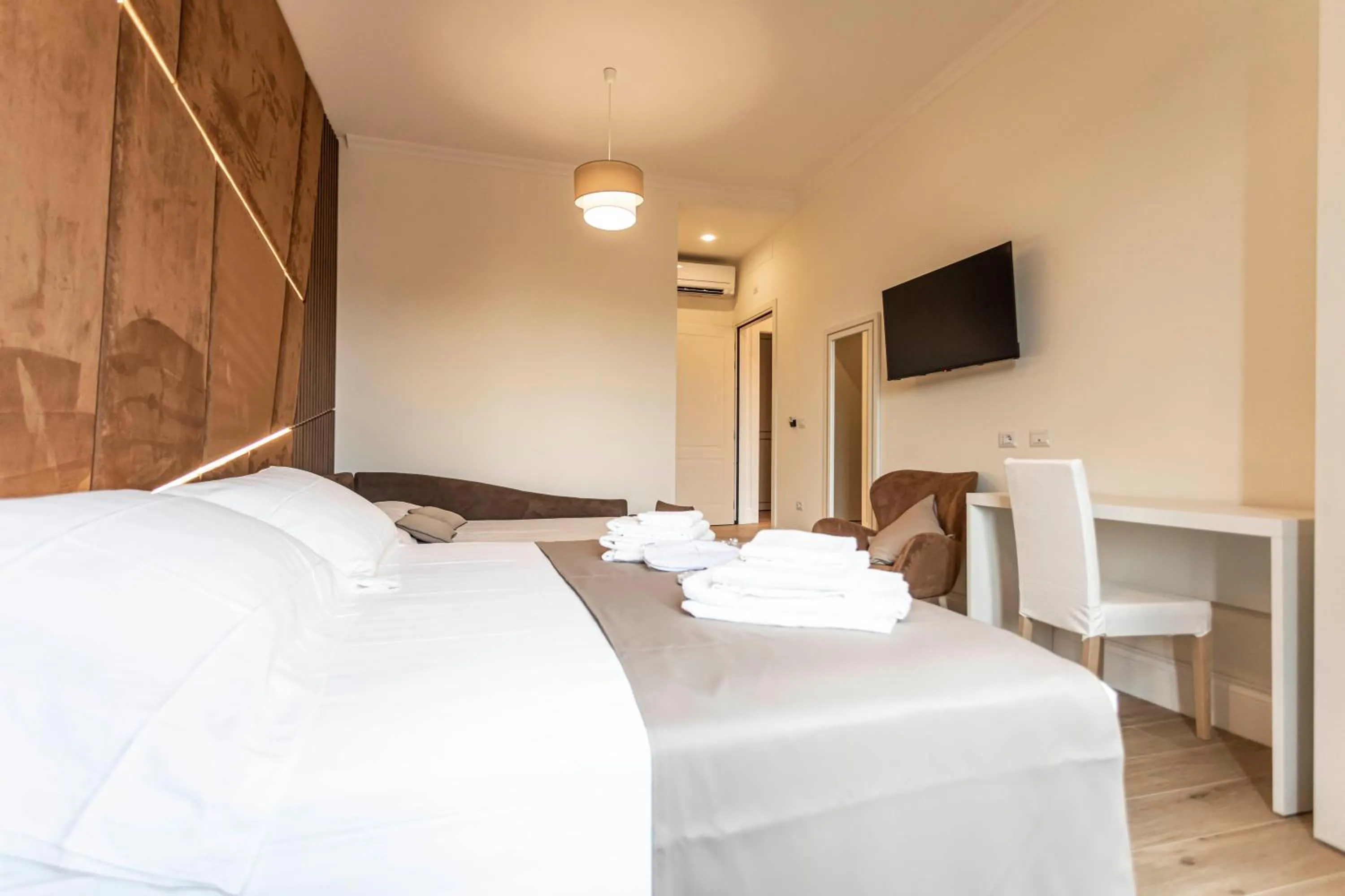 Bed in Flat 285 La Suite