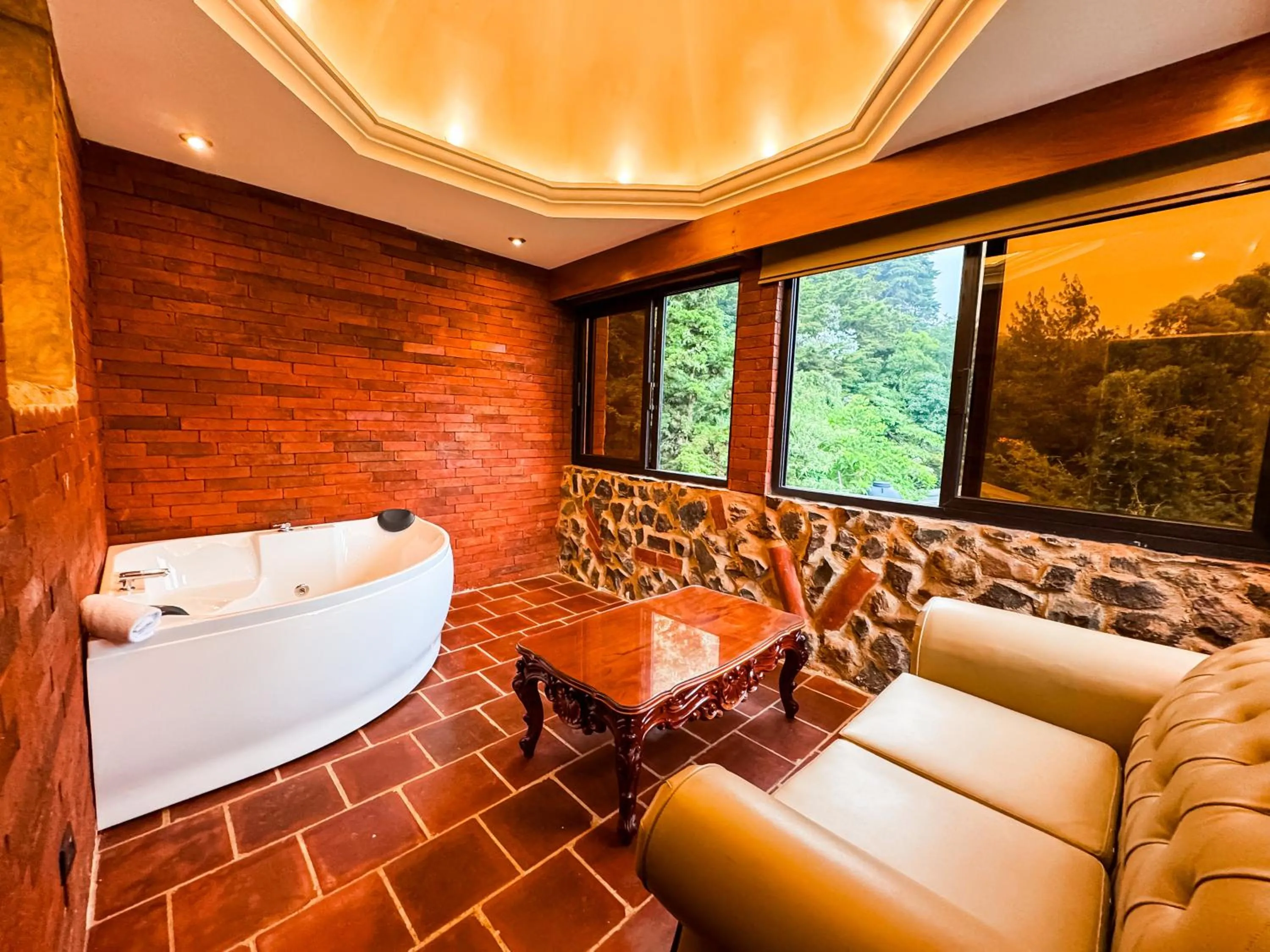 Hot Tub in Le Suisse Spa