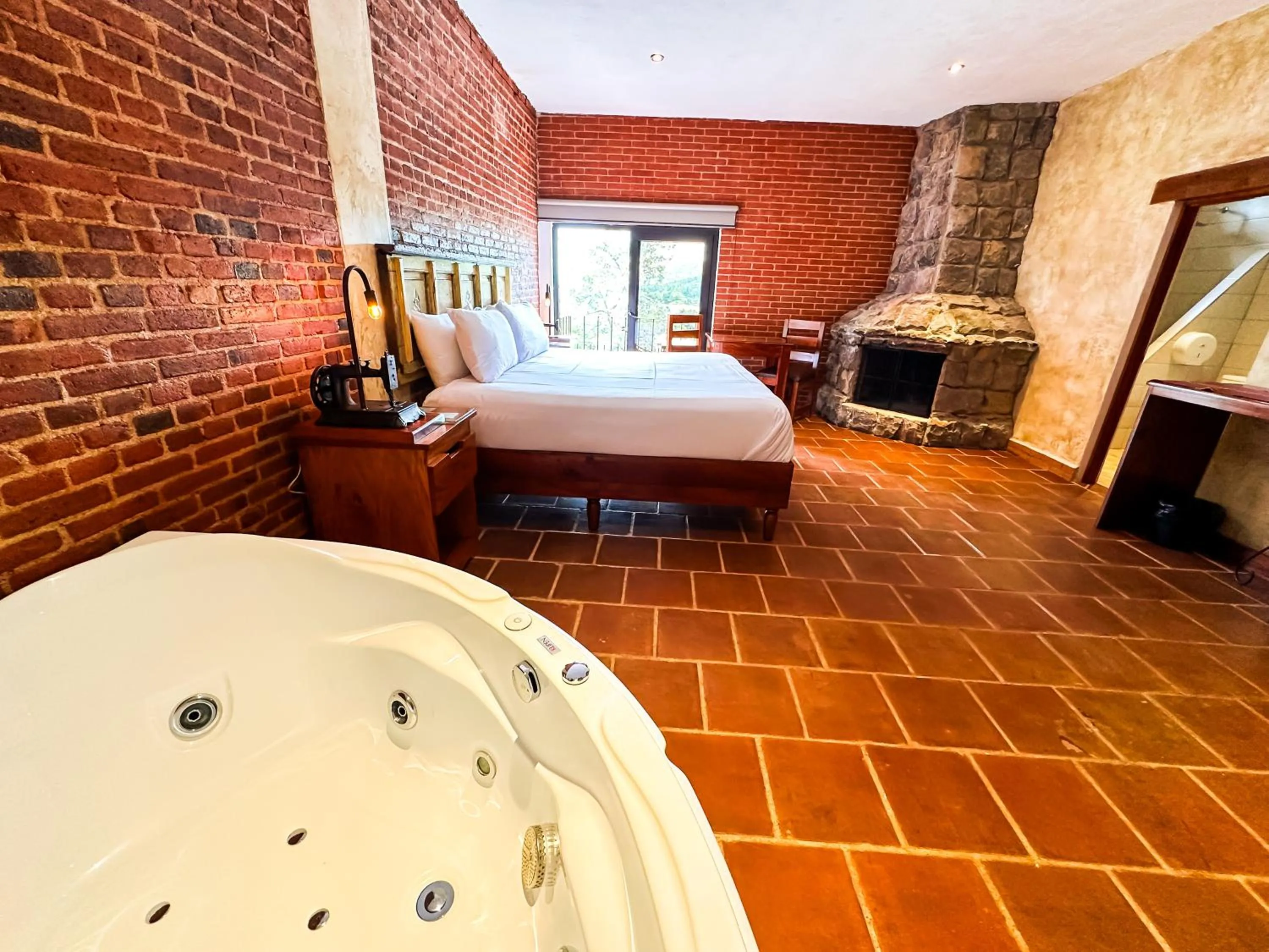 Hot Tub, Bed in Le Suisse Spa
