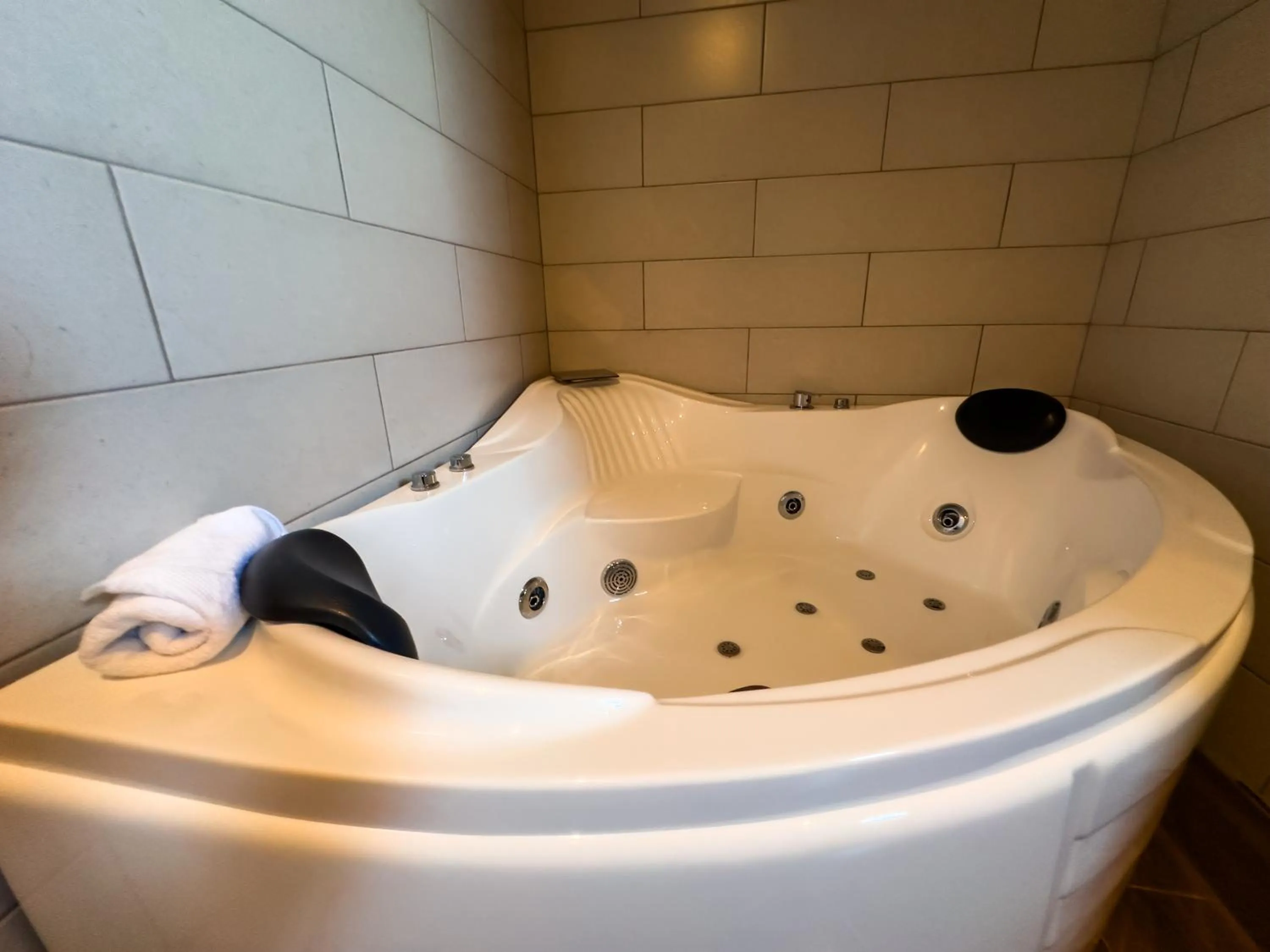 Hot Tub in Le Suisse Spa