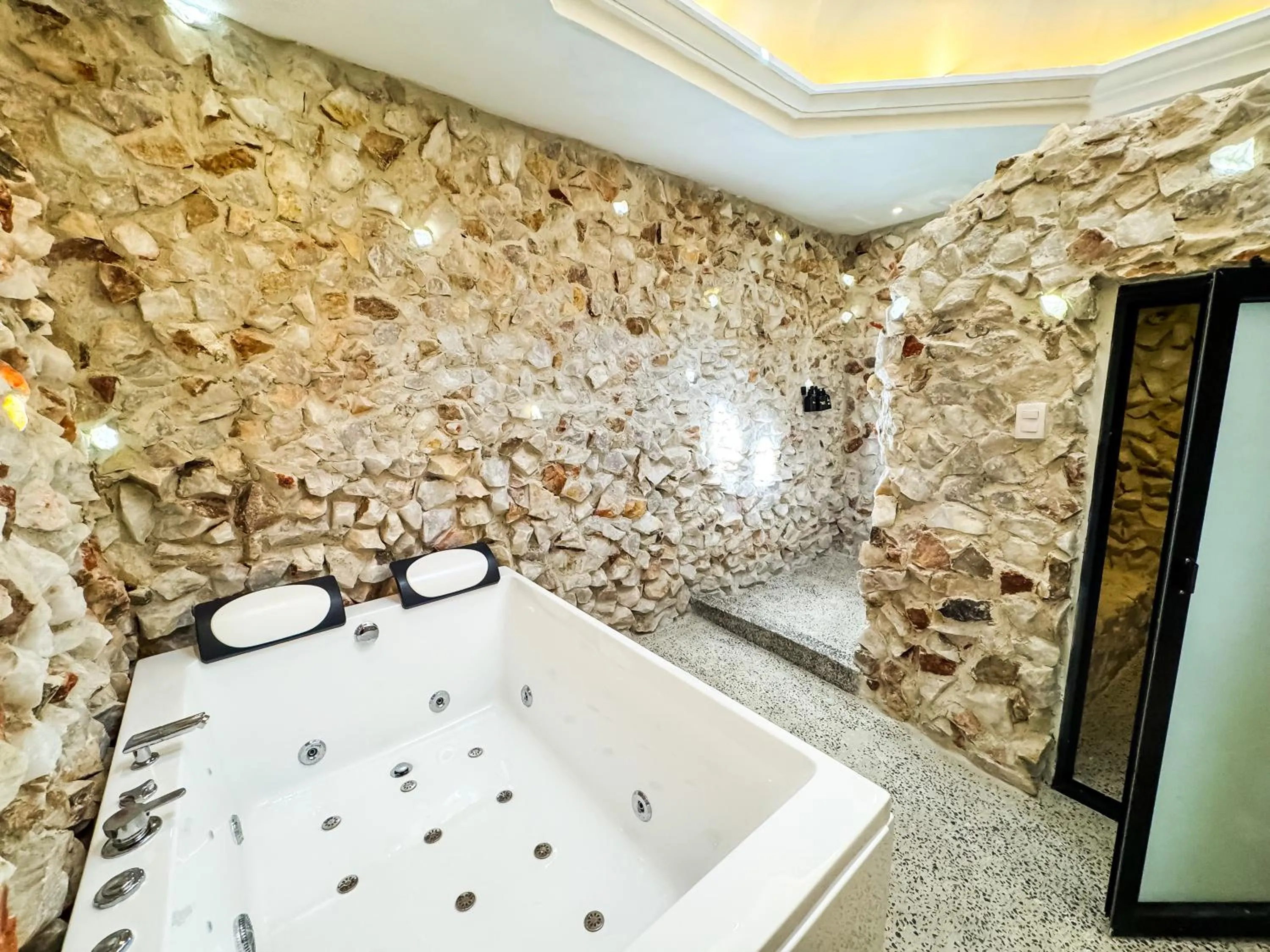 Hot Tub in Le Suisse Spa
