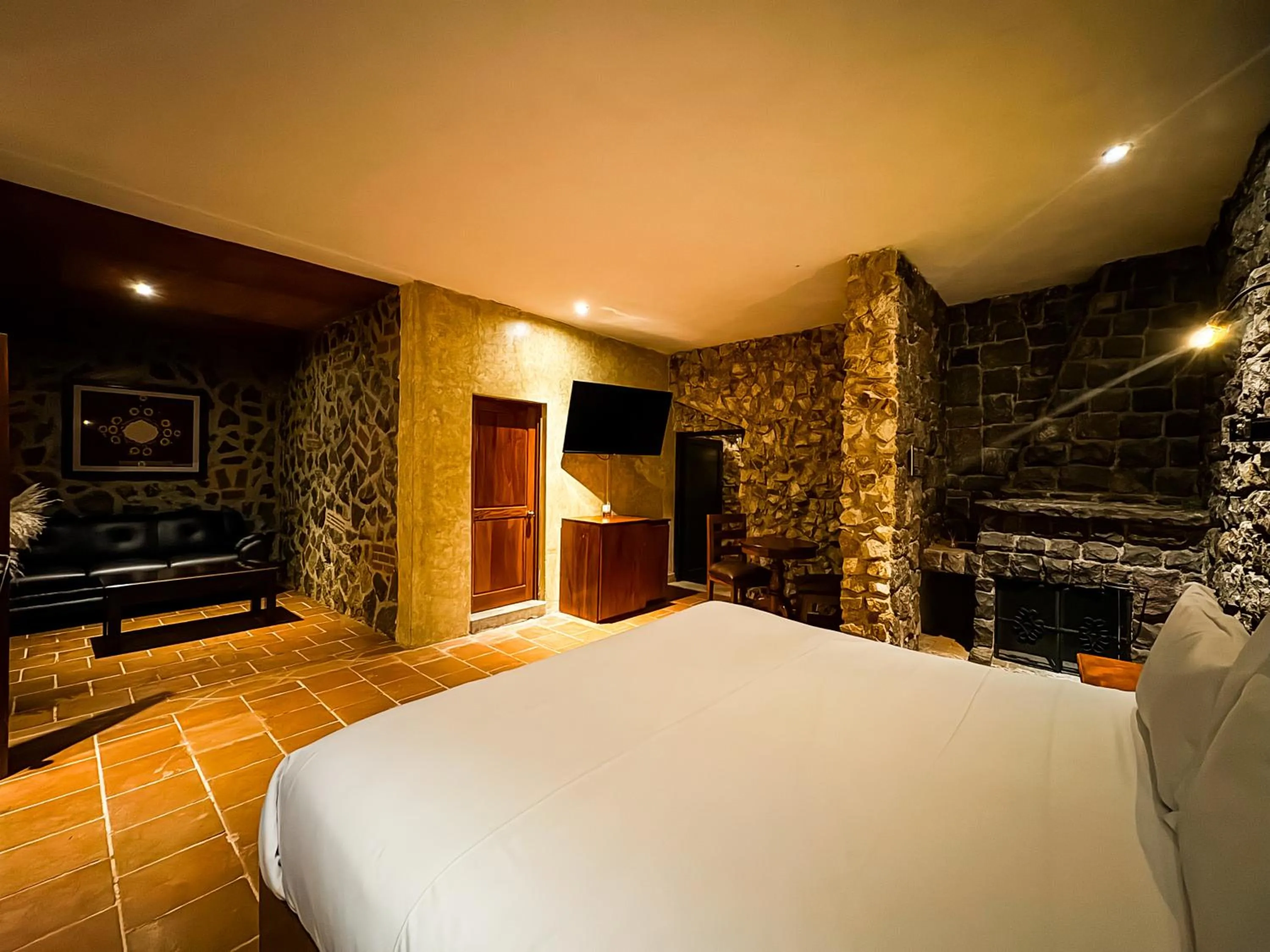 Bedroom, Bed in Le Suisse Spa