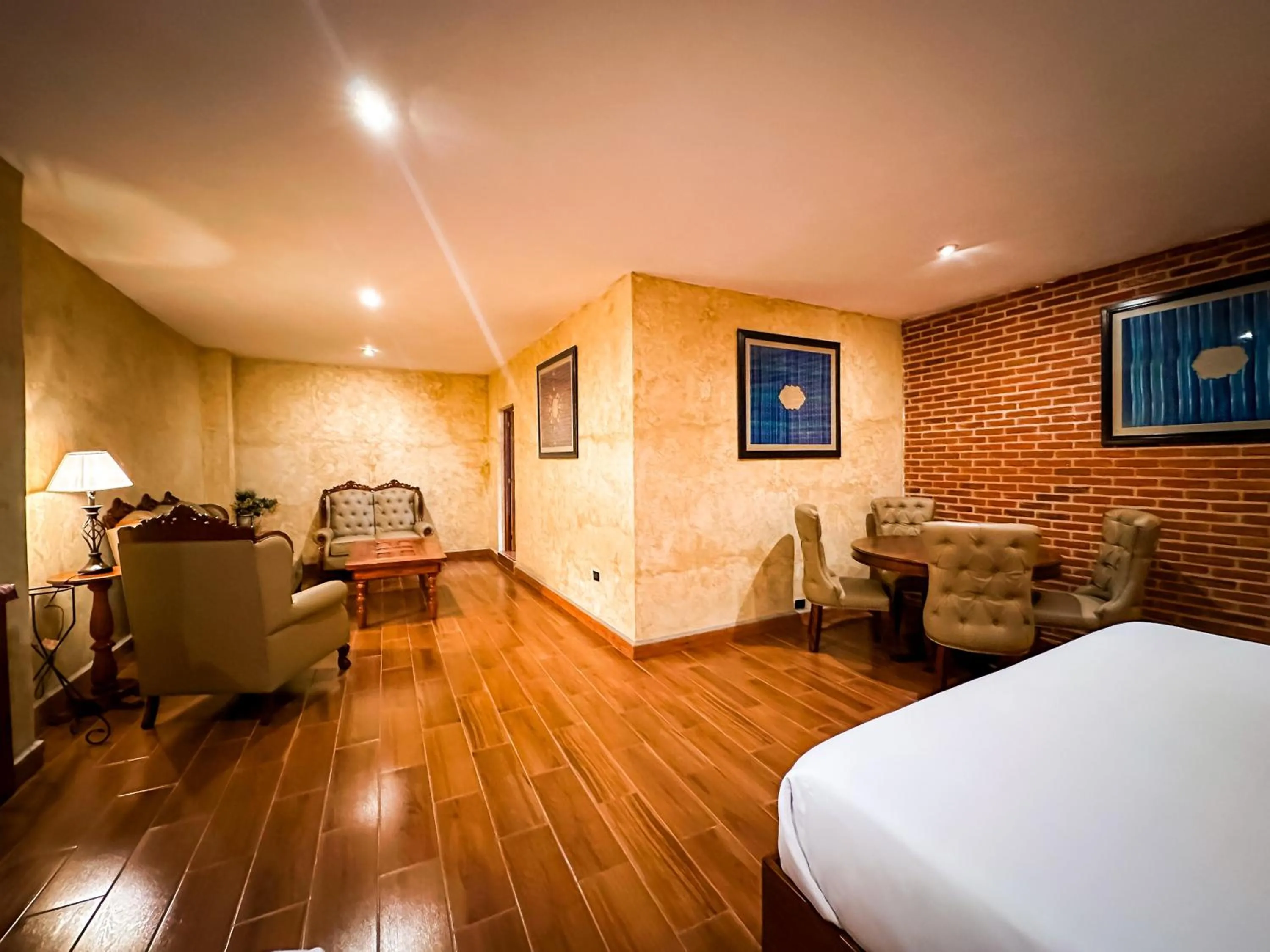 Living room, Bed in Le Suisse Spa