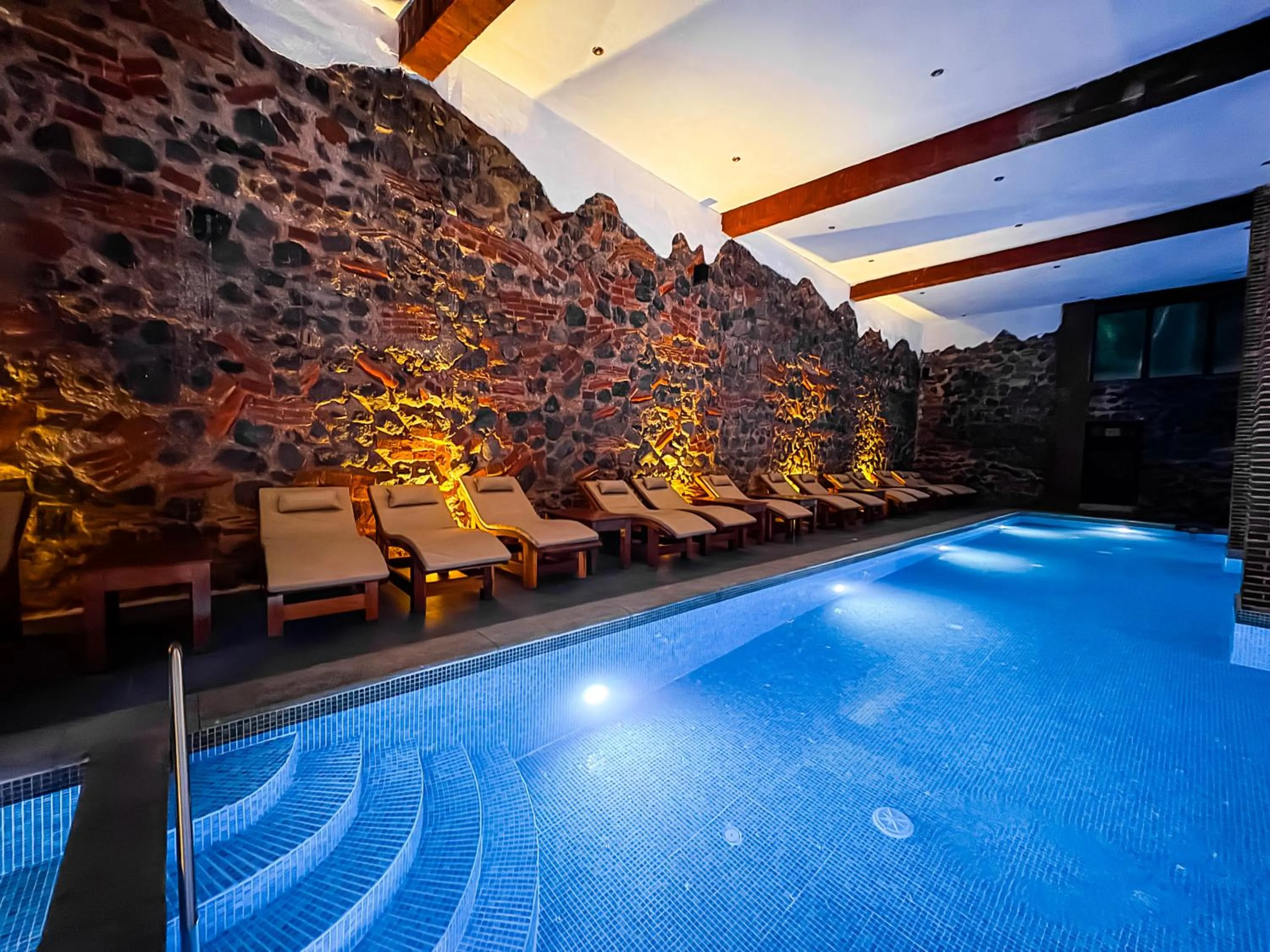 Pool view in Le Suisse Spa