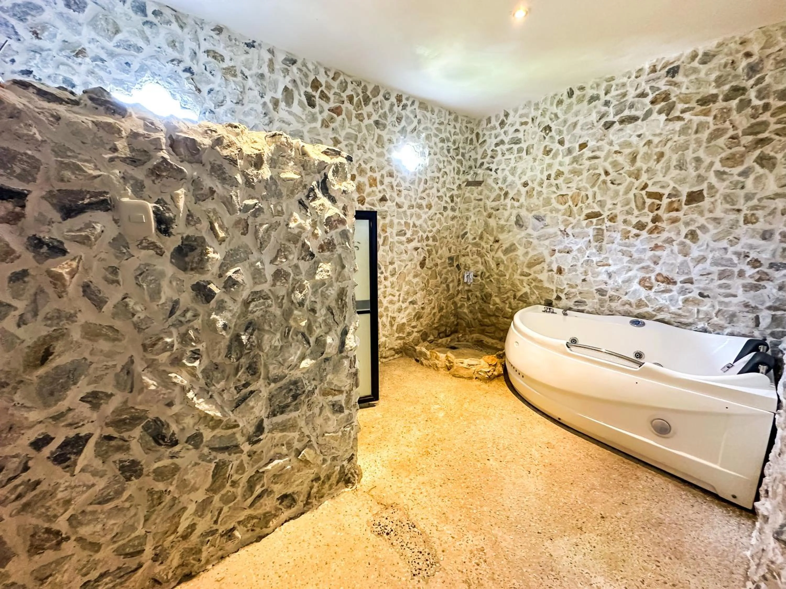 Hot Tub, Bed in Le Suisse Spa