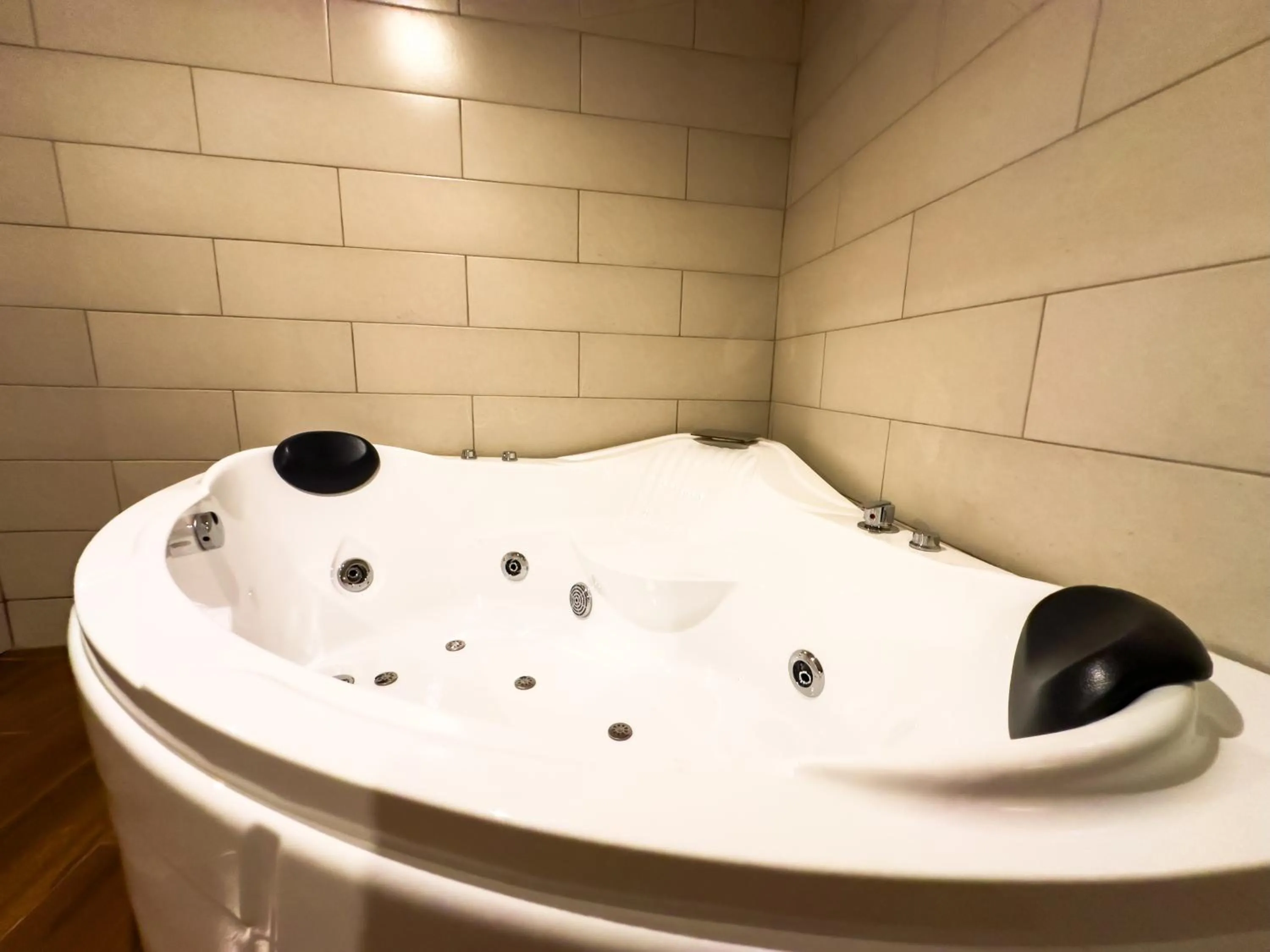Hot Tub in Le Suisse Spa