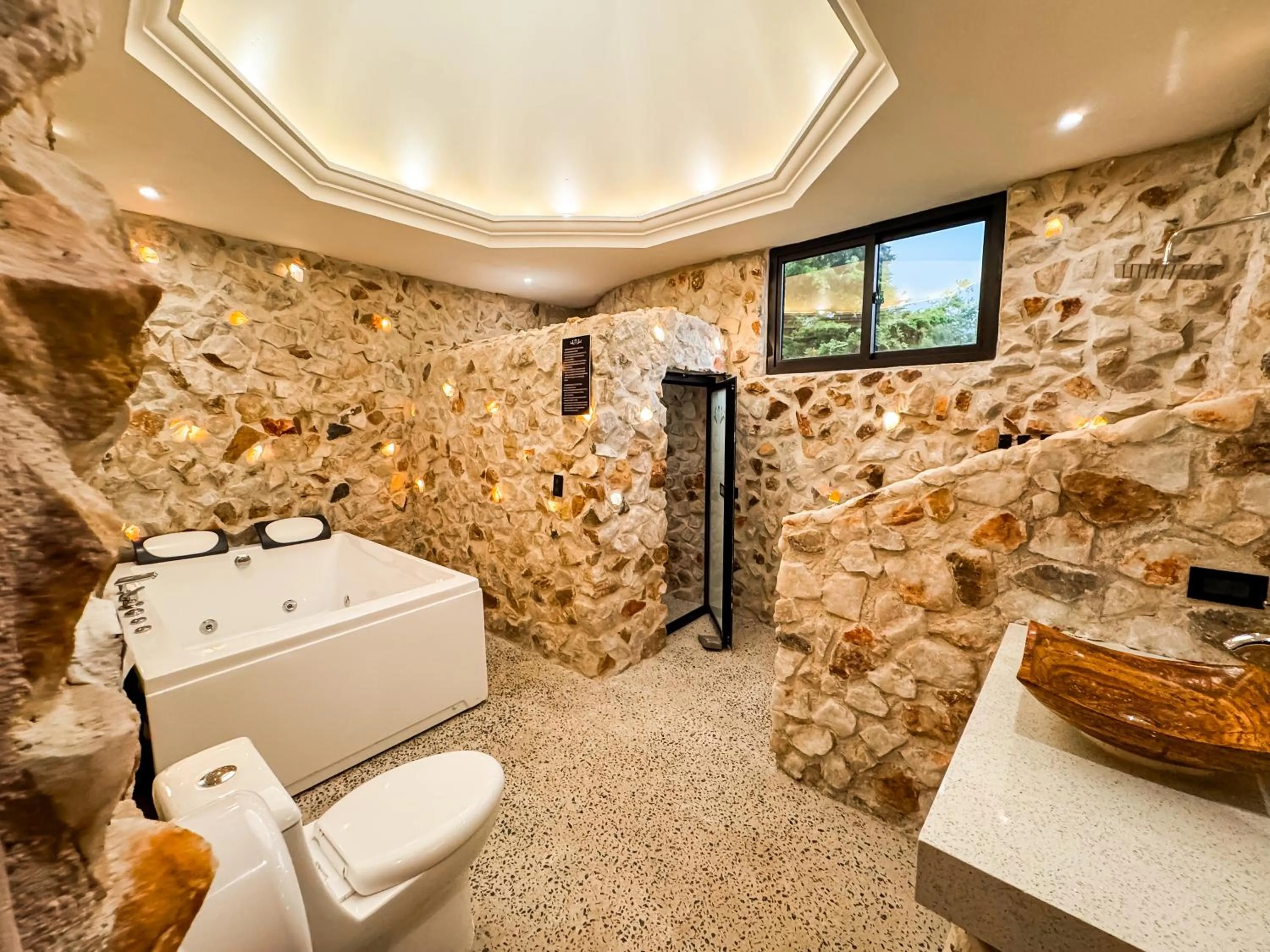 Hot Tub in Le Suisse Spa