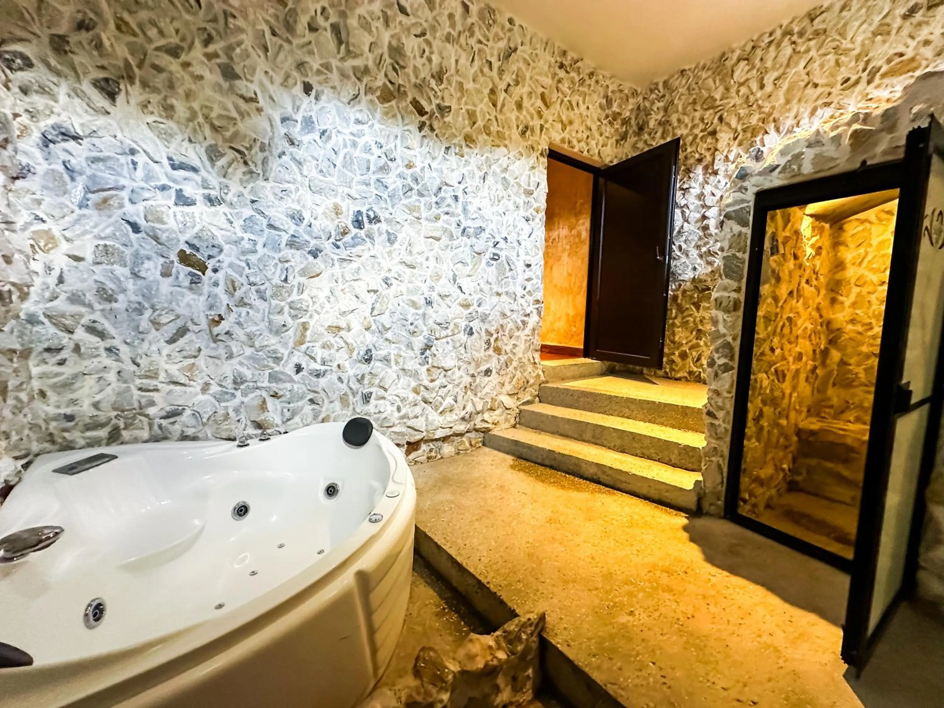 Hot Tub in Le Suisse Spa