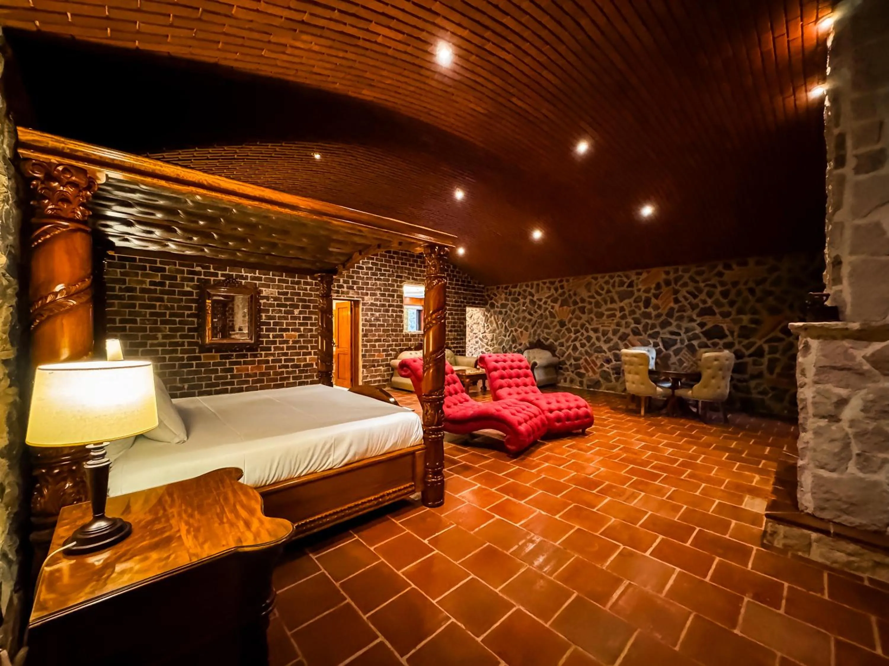 Bedroom, Bed in Le Suisse Spa