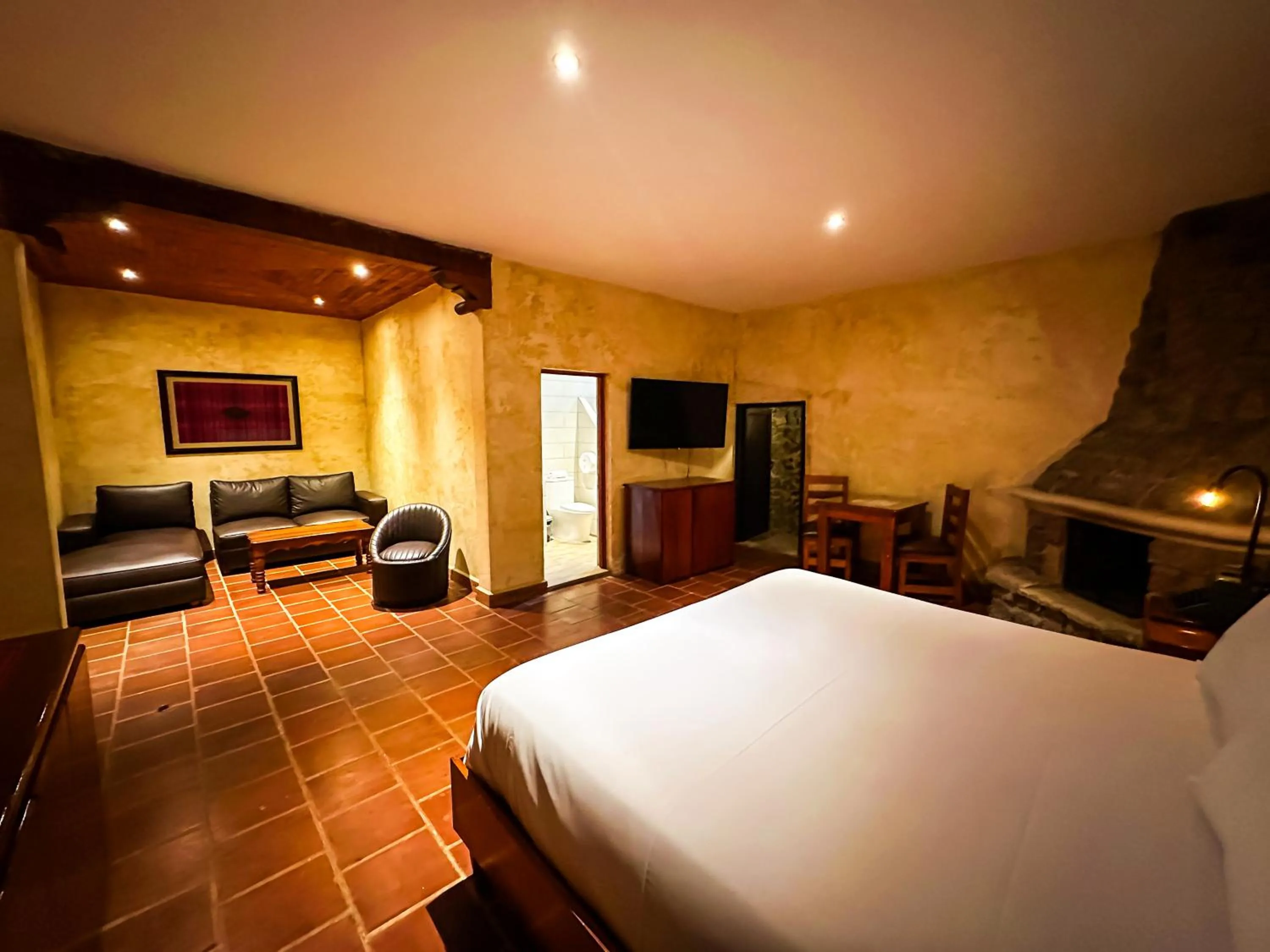 Communal lounge/ TV room, Bed in Le Suisse Spa