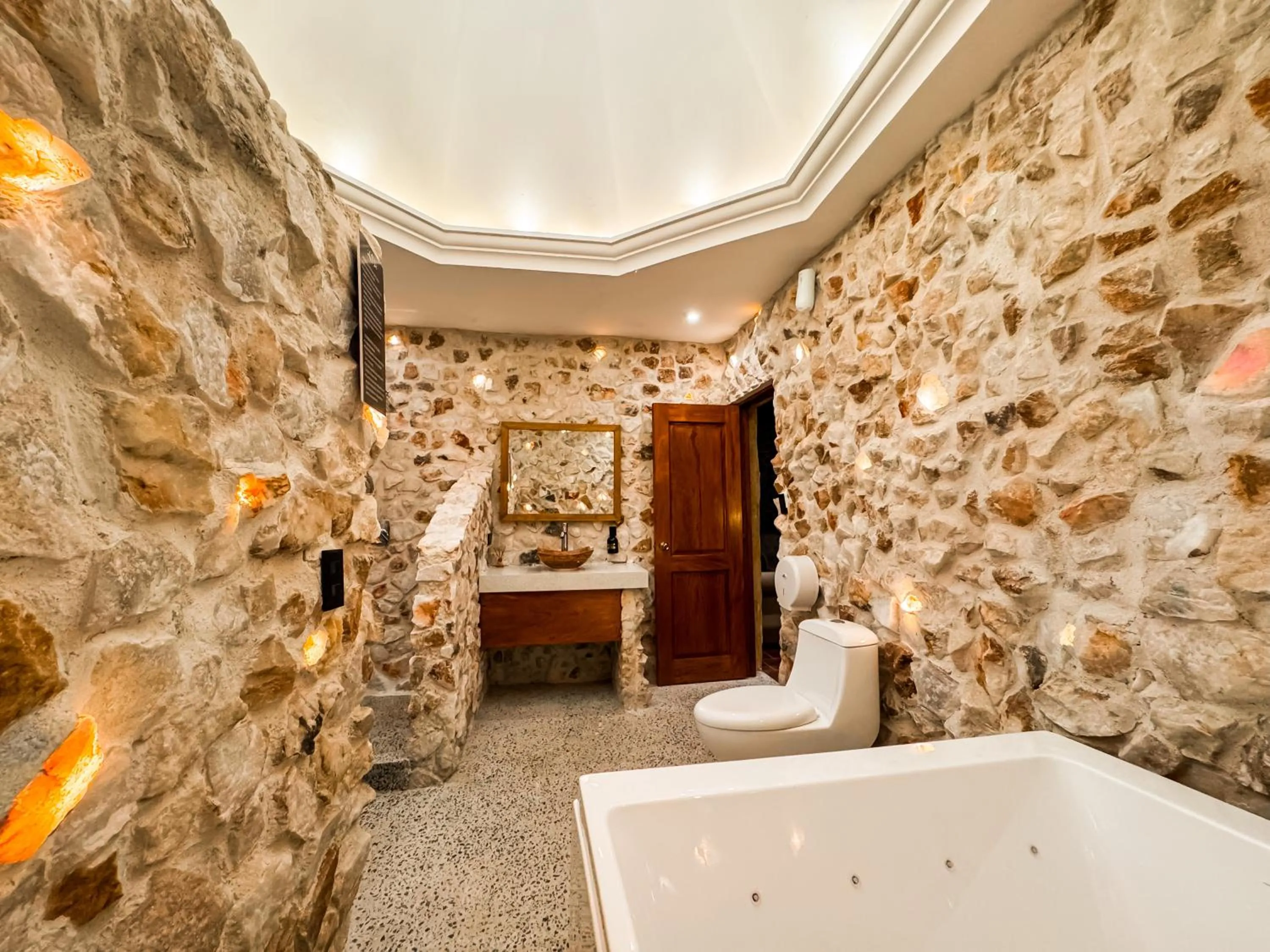 Hot Tub, Bed in Le Suisse Spa