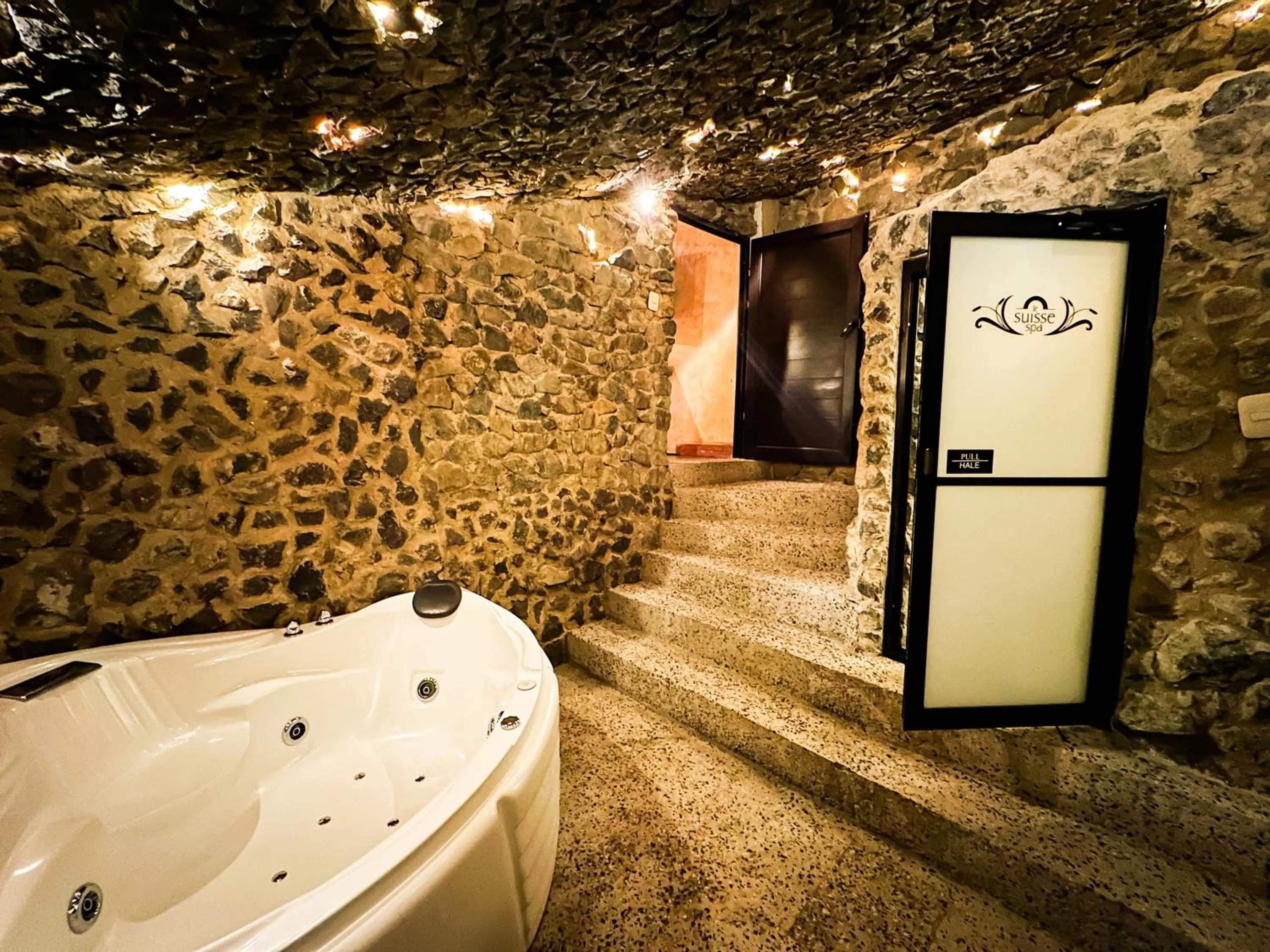 Hot Tub in Le Suisse Spa