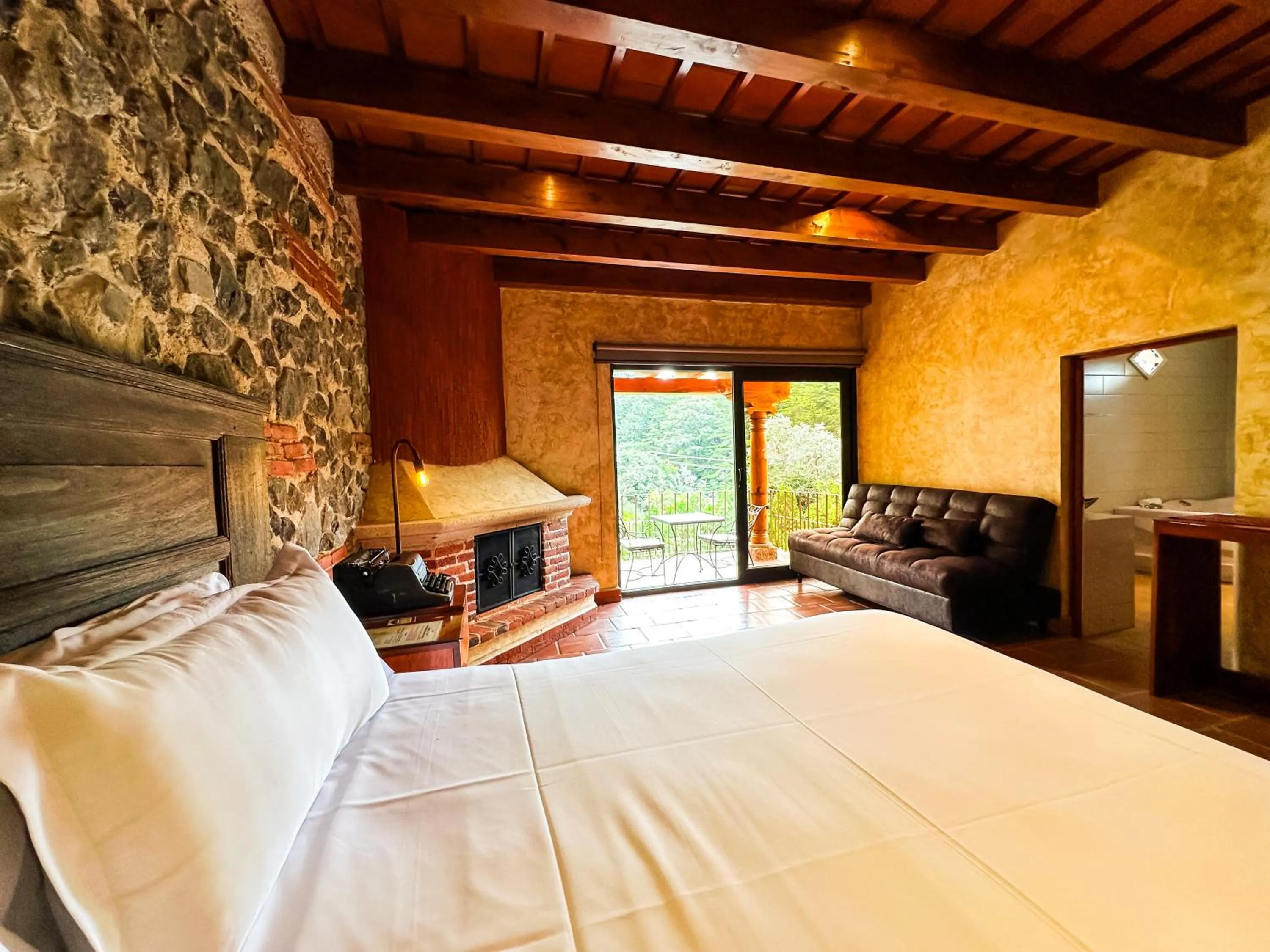TV and multimedia, Bed in Le Suisse Spa