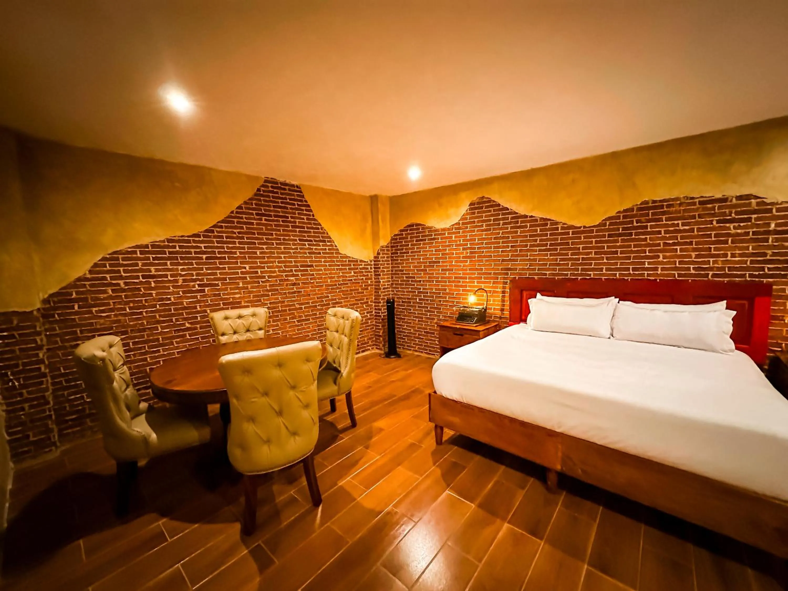 Dining area, Bed in Le Suisse Spa