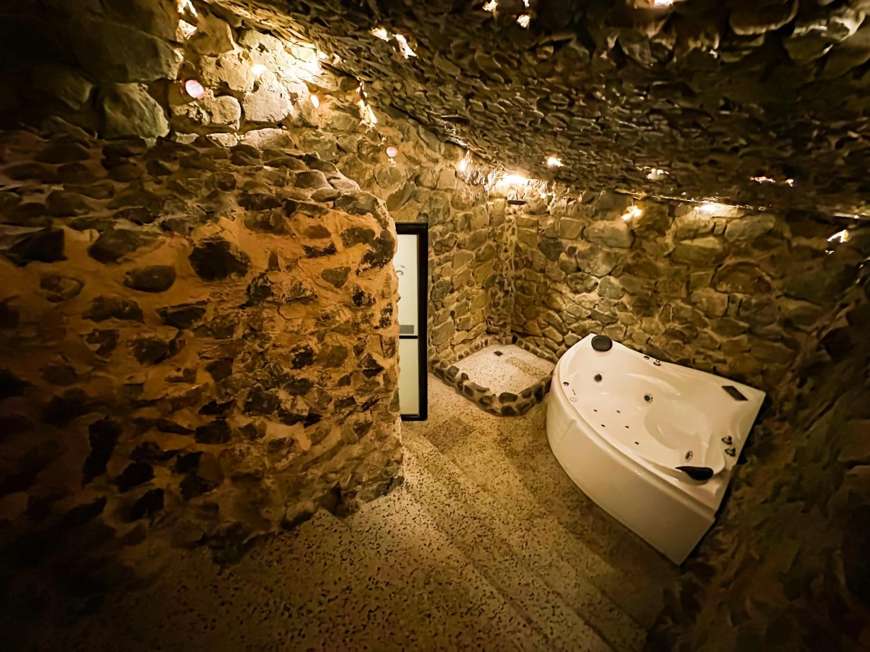 Hot Tub in Le Suisse Spa