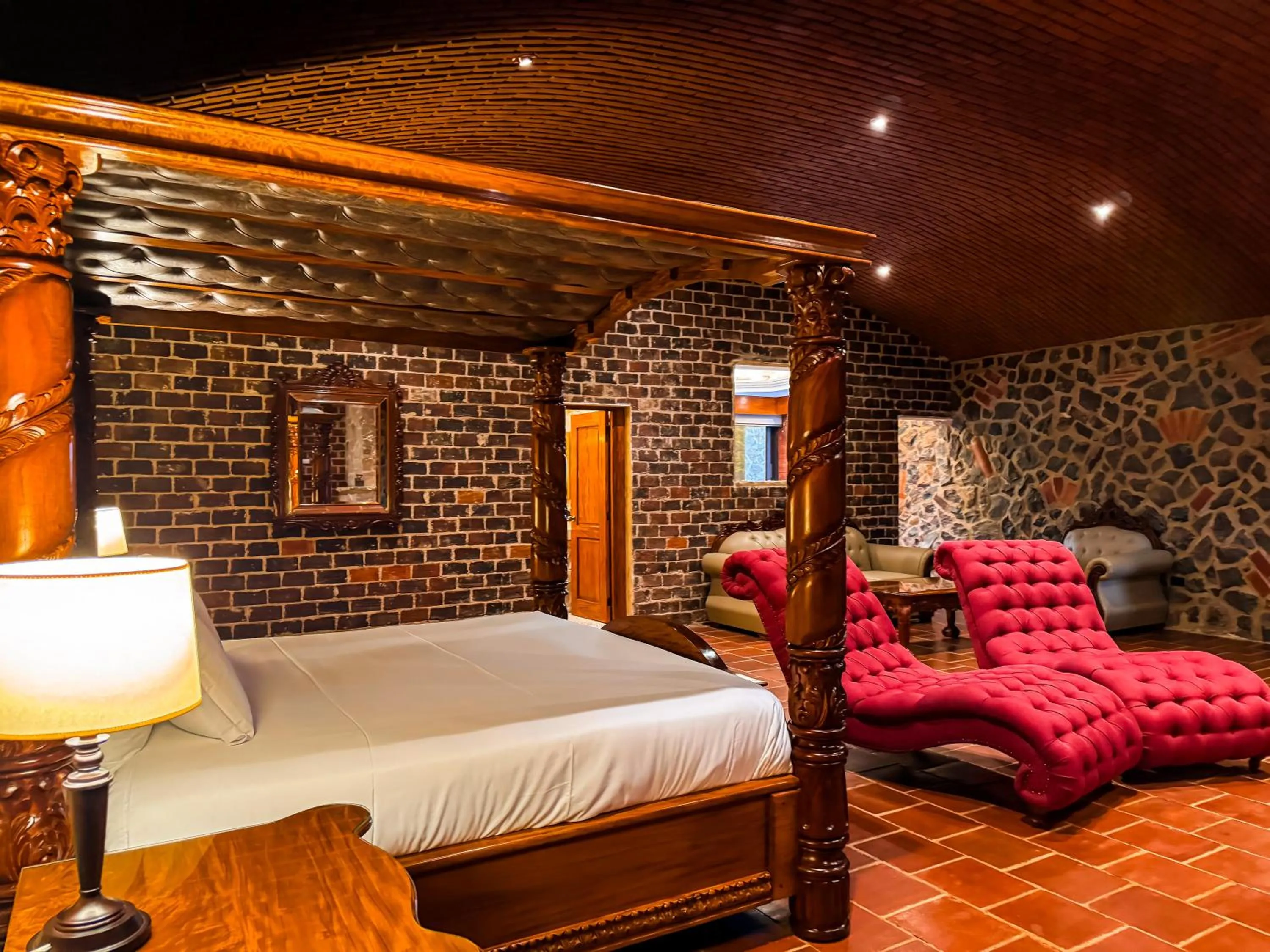 Bedroom, Bed in Le Suisse Spa