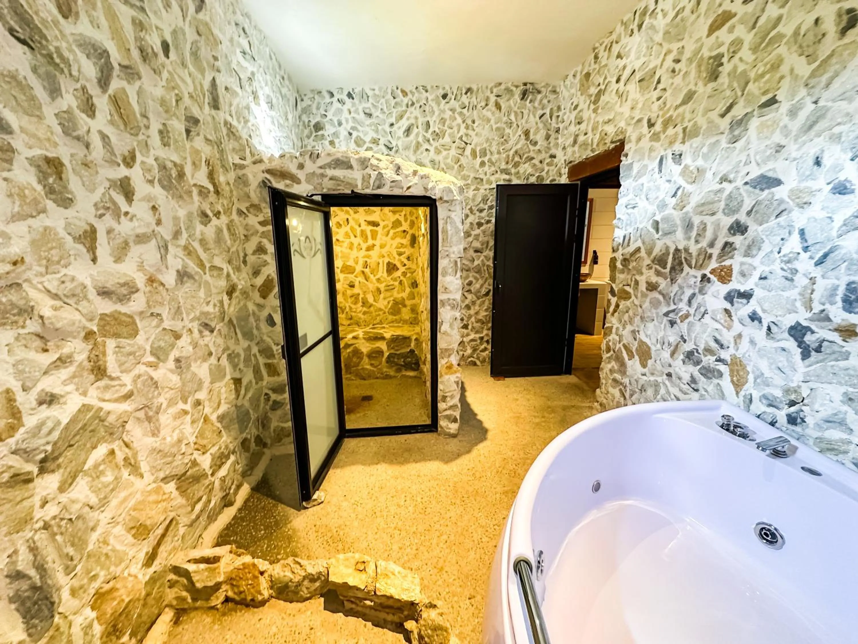 Hot Tub in Le Suisse Spa