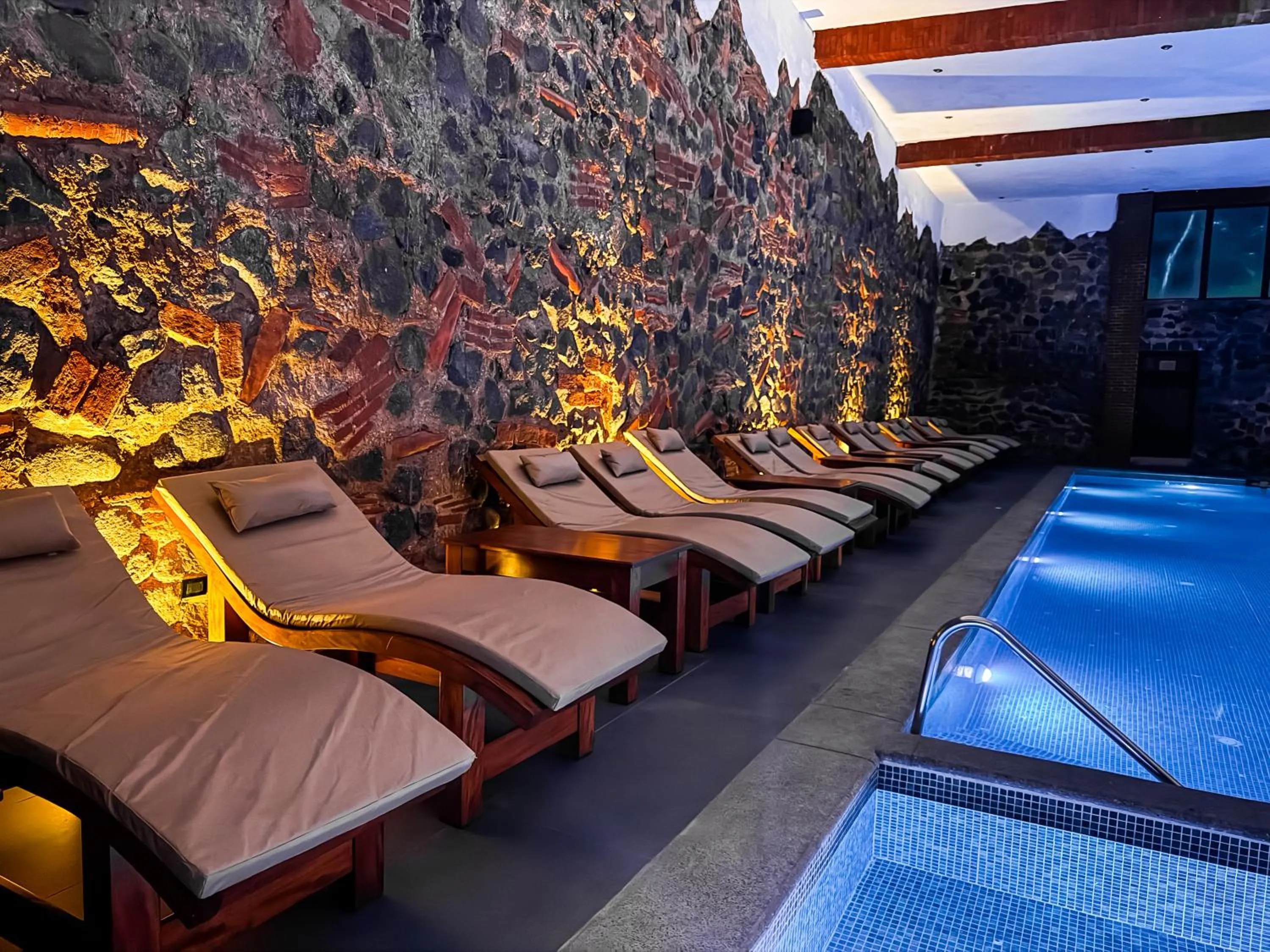 Swimming pool in Le Suisse Spa