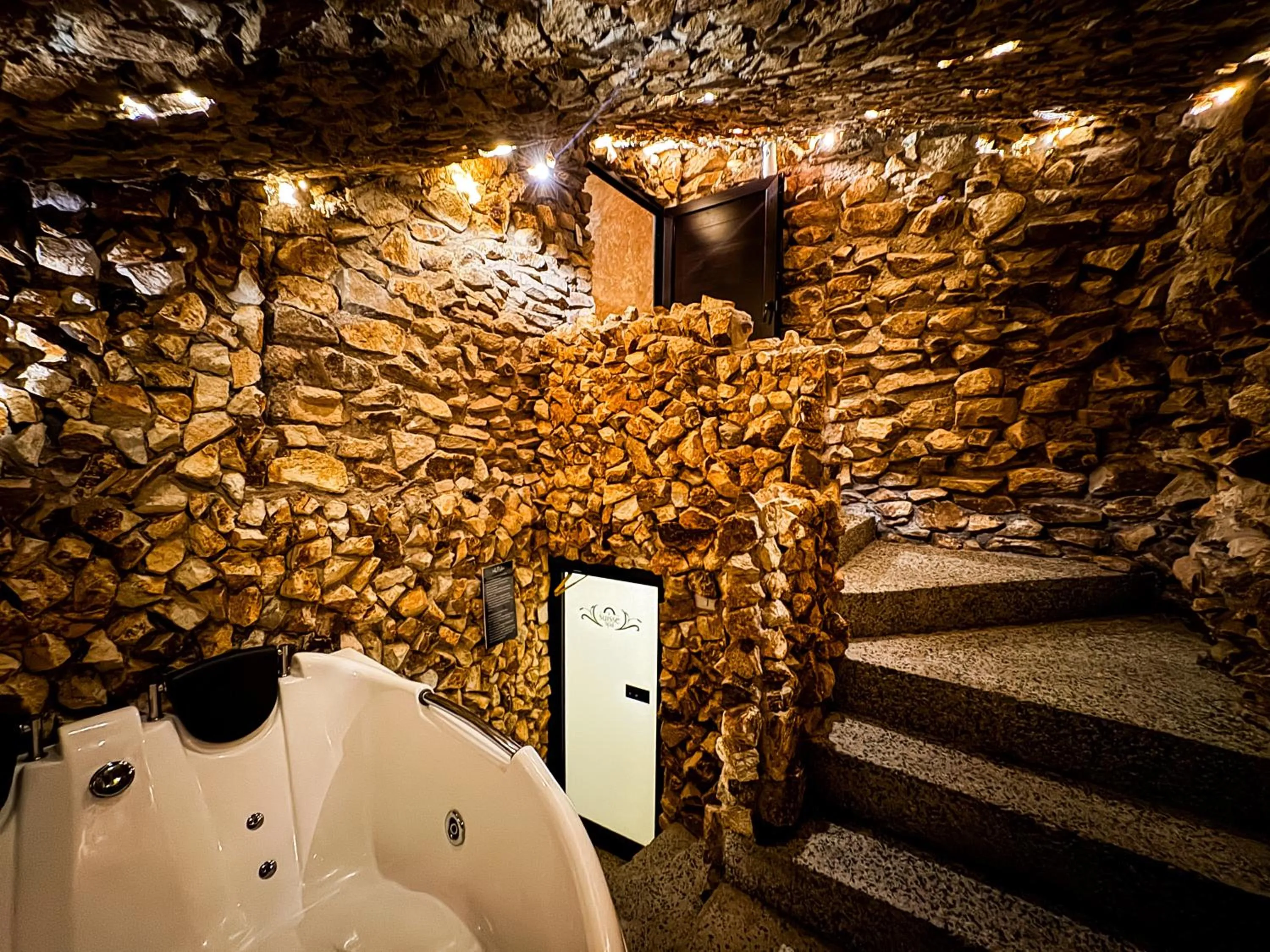 Hot Tub in Le Suisse Spa