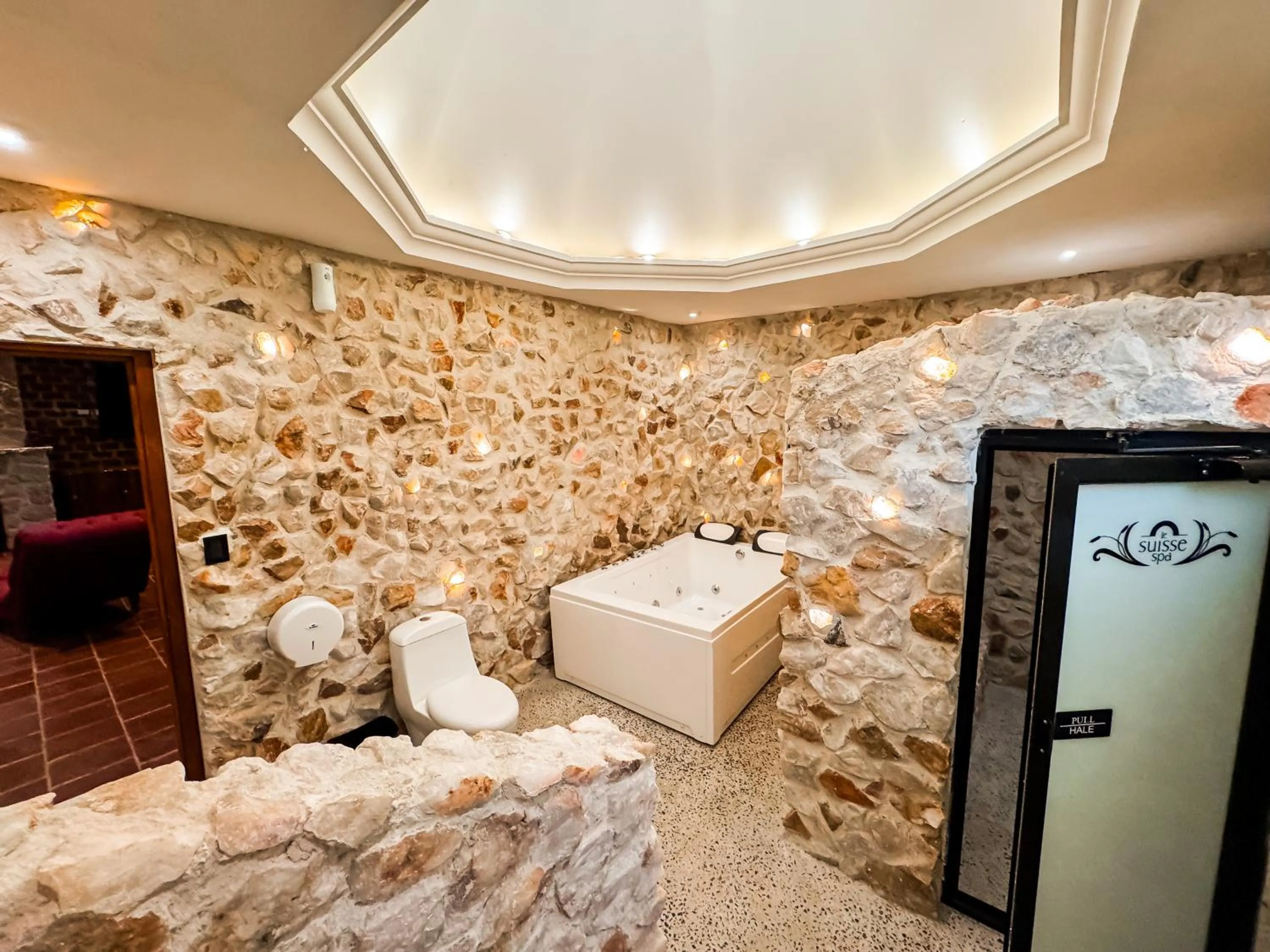 Hot Tub in Le Suisse Spa