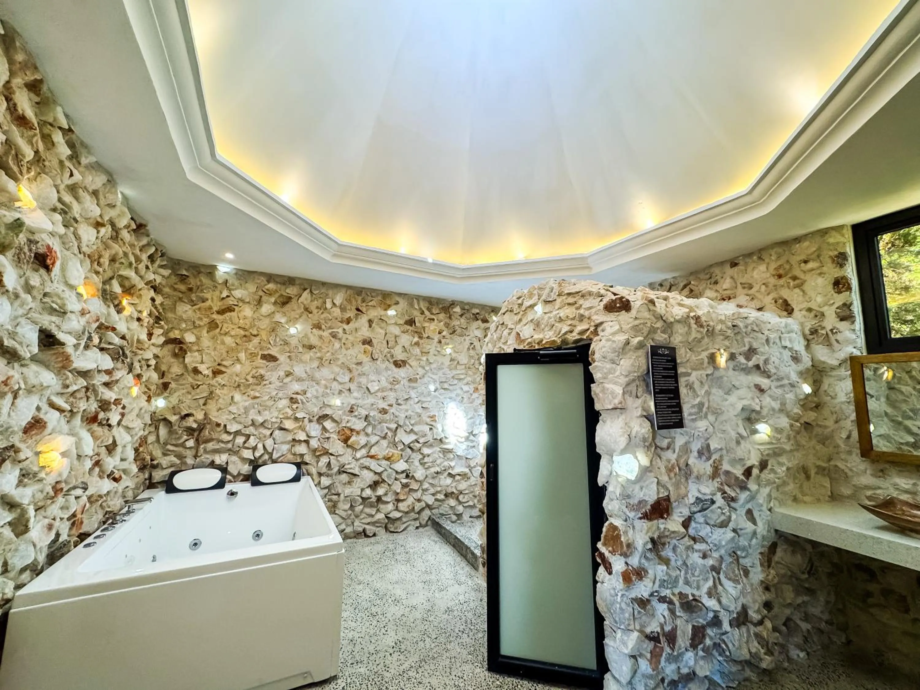Hot Tub in Le Suisse Spa