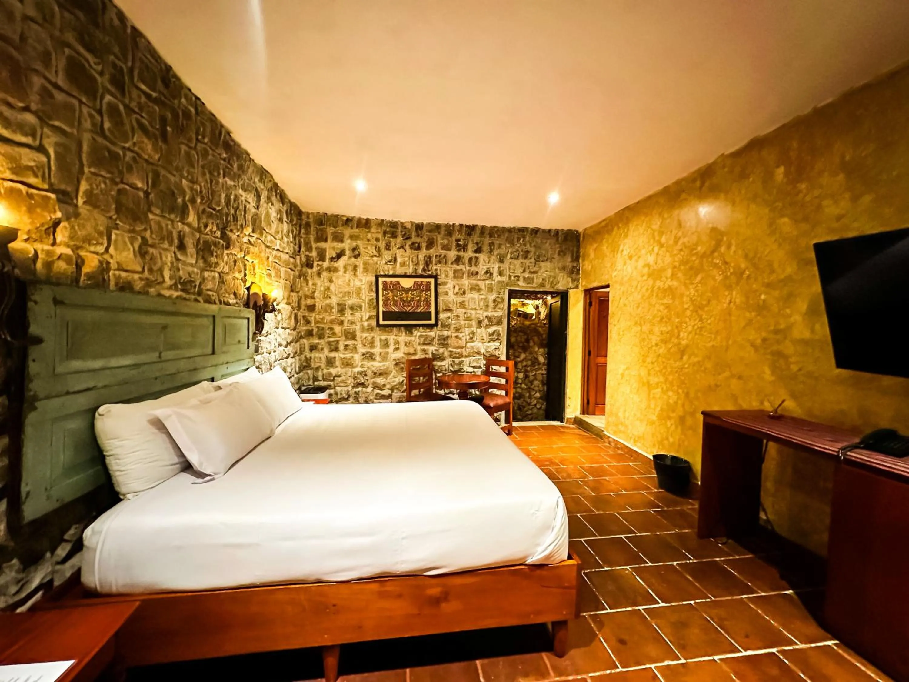 Communal lounge/ TV room, Bed in Le Suisse Spa