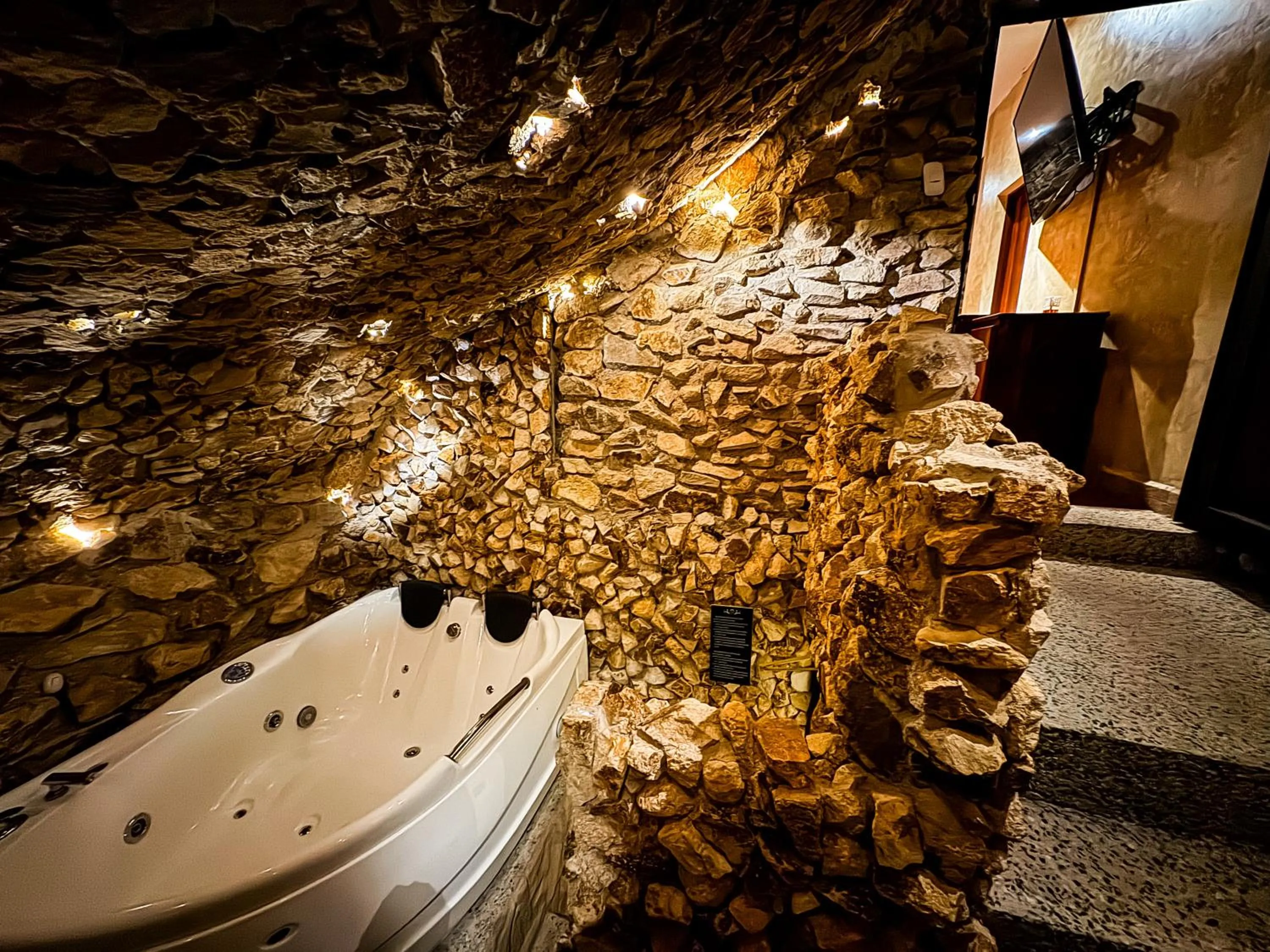 Hot Tub in Le Suisse Spa