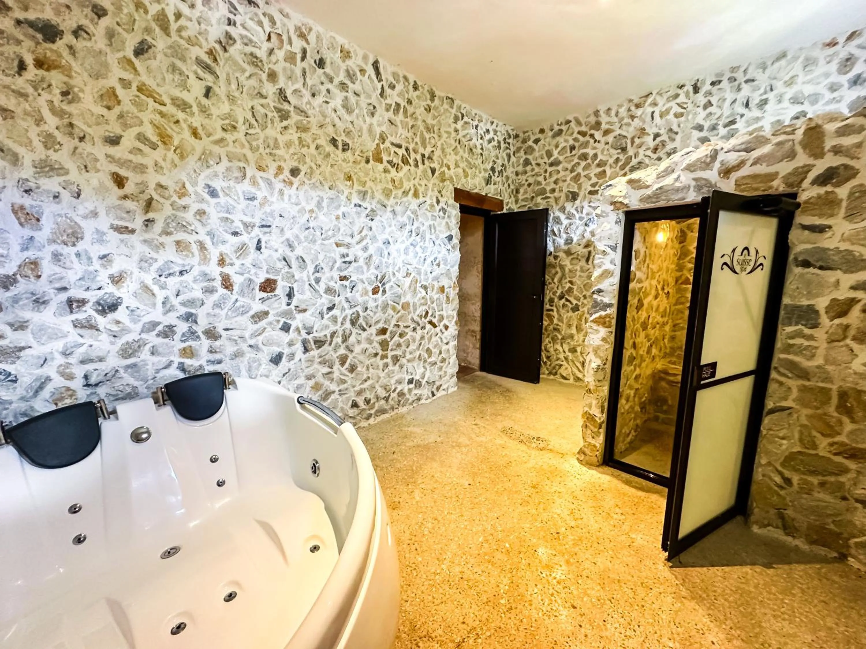 Hot Tub in Le Suisse Spa