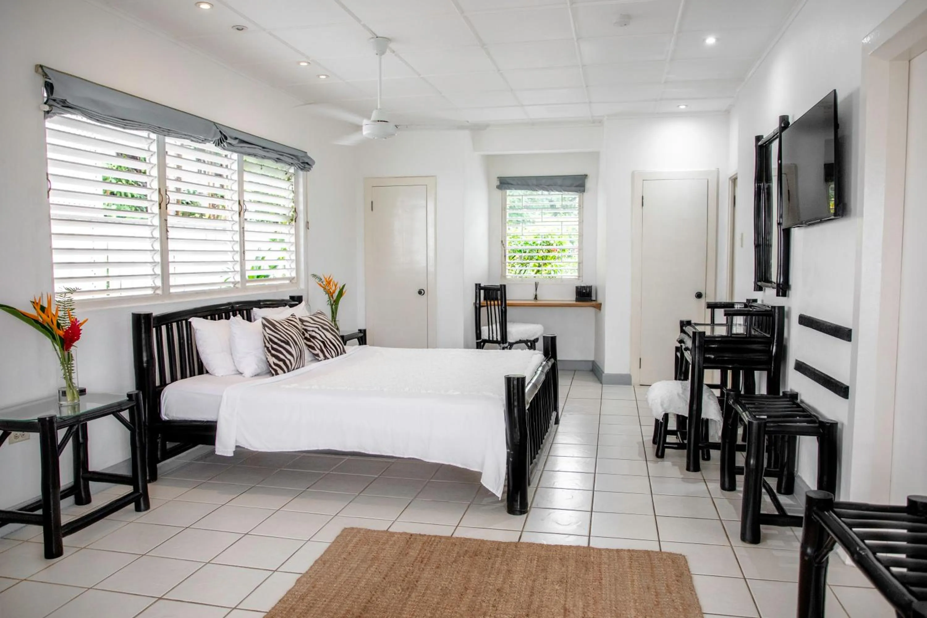 Photo of the whole room, Bed in LF Jungle Retreat